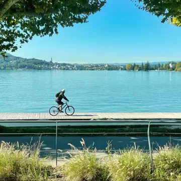 Be inspired to plan your own cycle trip around Lake Annecy with this how-to guide © oliverdelahaye / Shutterstock