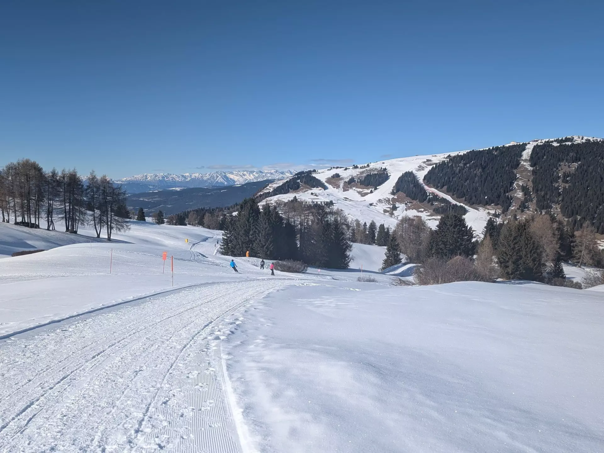 Skiers glide down the mountainside in Alpe de Siusi. Amy Lynch for Lonely Planet