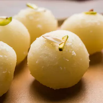 Rasgulla or sponge Ras Gulla is made from ball-shaped dumplings of chhena and semolina dough, cooked in light syrup made of sugar. ©subodhsathe/Getty Images