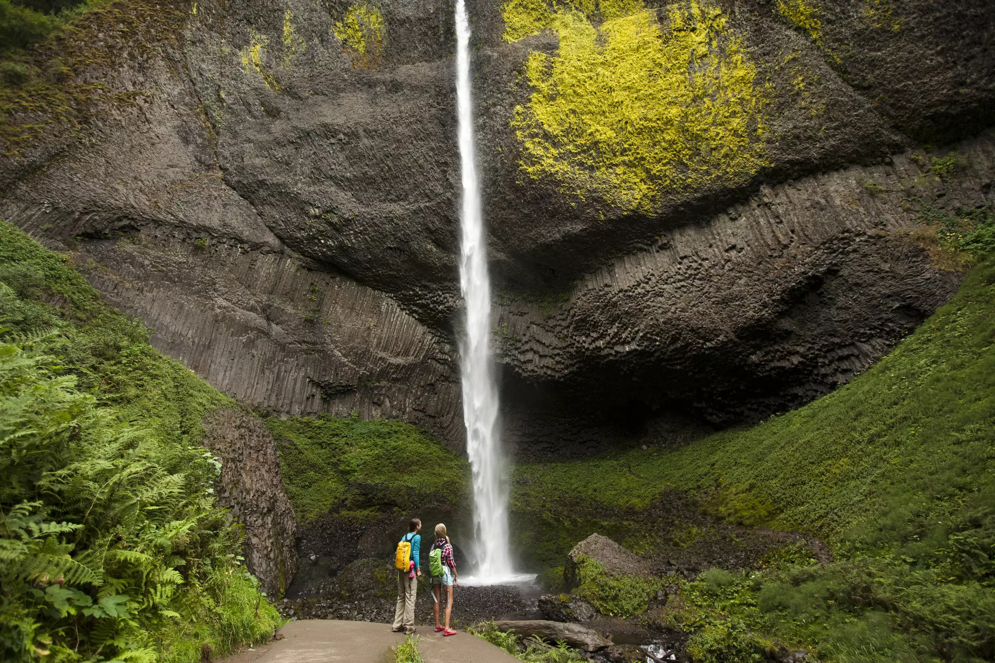 There are many great hiking routes through the scenic Columbia River Gorge © Jordan Siemens / Getty Images