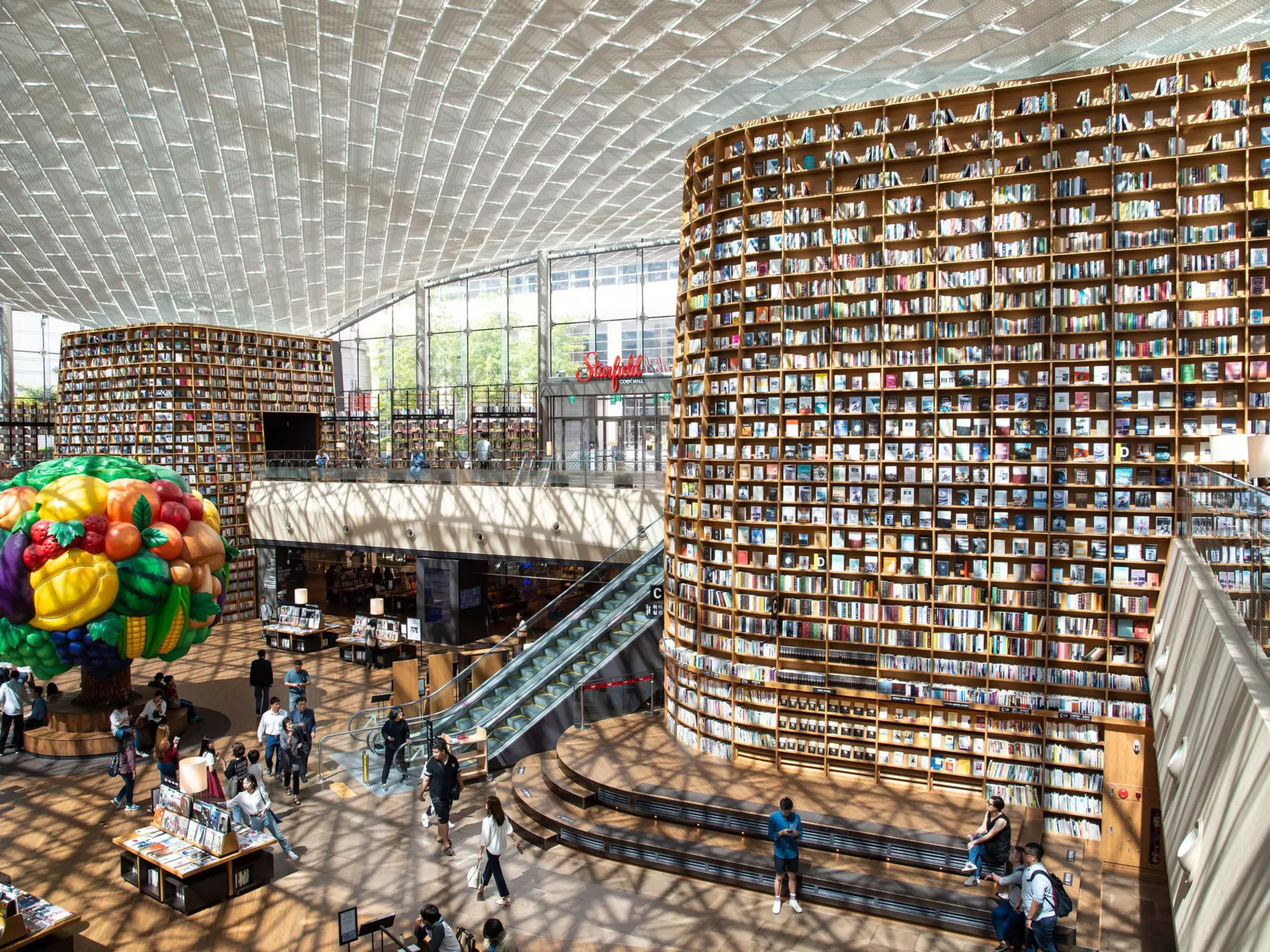 Seoul, South Korea - September, 2018: View of Starfield Library in Starfield COEX Mall. The public library is a popular destination among tourists and citizens of Seoul.
bookcase