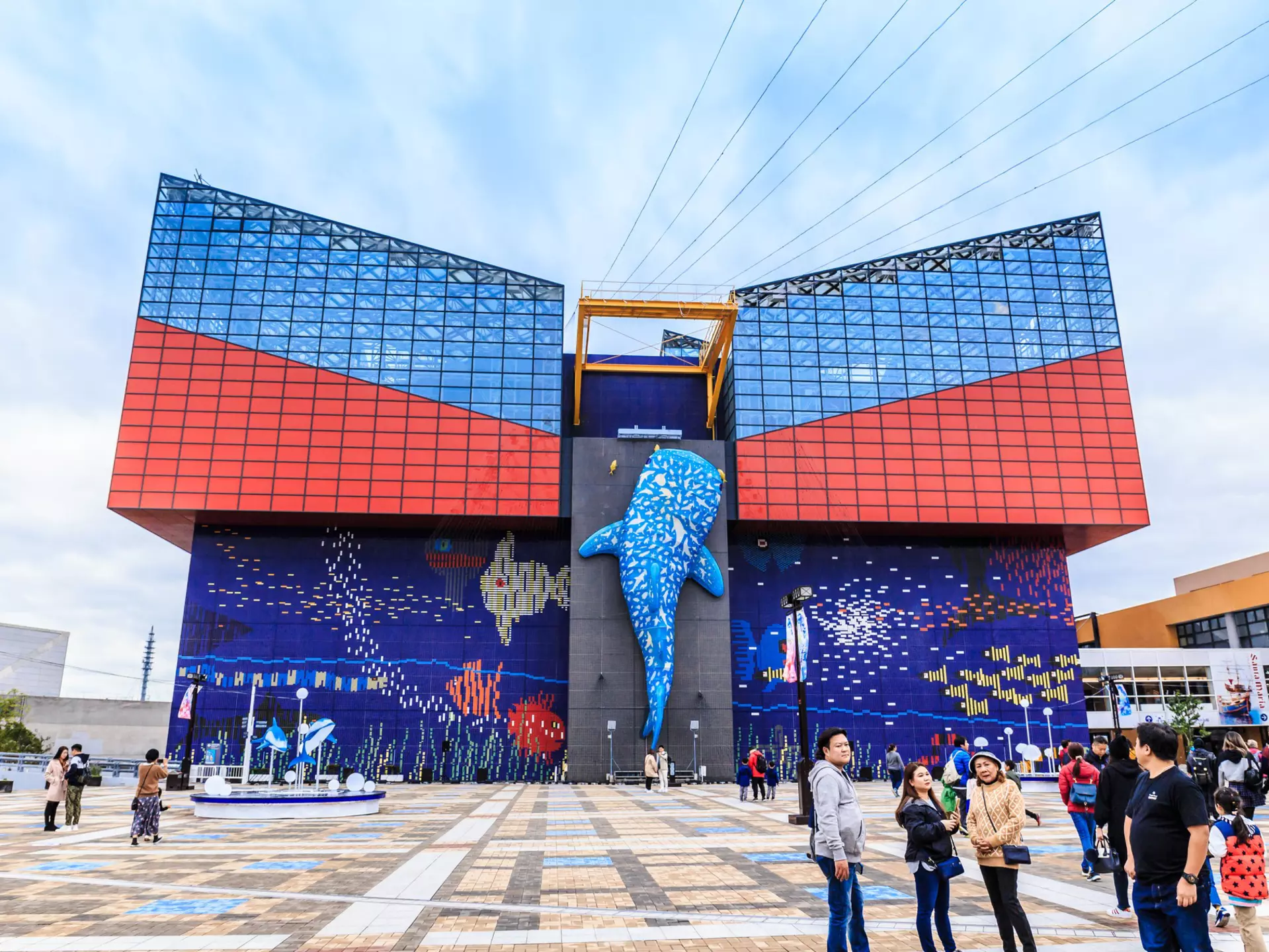Explore the seas at Osaka Aquarium Kaiyukan. FotoGraphik / Getty Images