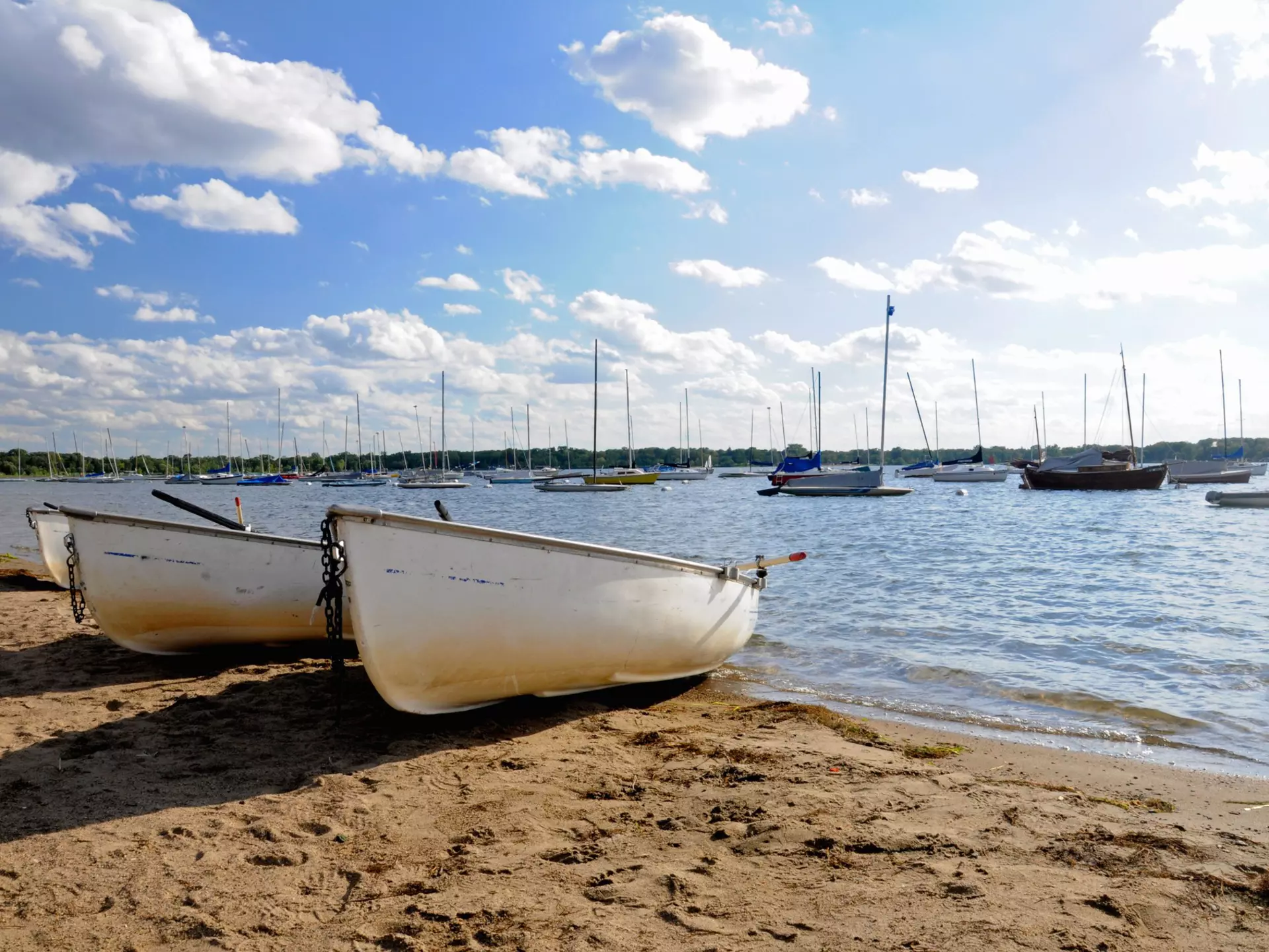 Boats on the shore of Lake Calhoun in Minneapolis, Minnesota.  License Type: media  Download Time: 2021-08-19T09:57:38.000Z  User: clairenaylor  Is Editorial: No  purchase_order:   