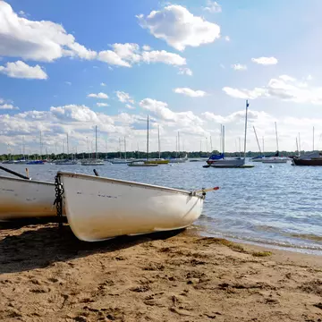 Boats on the shore of Lake Calhoun in Minneapolis, Minnesota.  License Type: media  Download Time: 2021-08-19T09:57:38.000Z  User: clairenaylor  Is Editorial: No  purchase_order:   