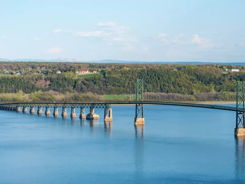 The bridge (le pont de l'ile) above the St Lawrence river between the Quebec city and the Orleans isle, License Type: media, Download Time: 2025-09-10T17:29:13.000Z, User: LP_ASouza, Editorial: false, purchase_order: 65050 - Digital Destinations and Articles, job: Lonely Planet, client: Quebec City guide, other: Amy Souza