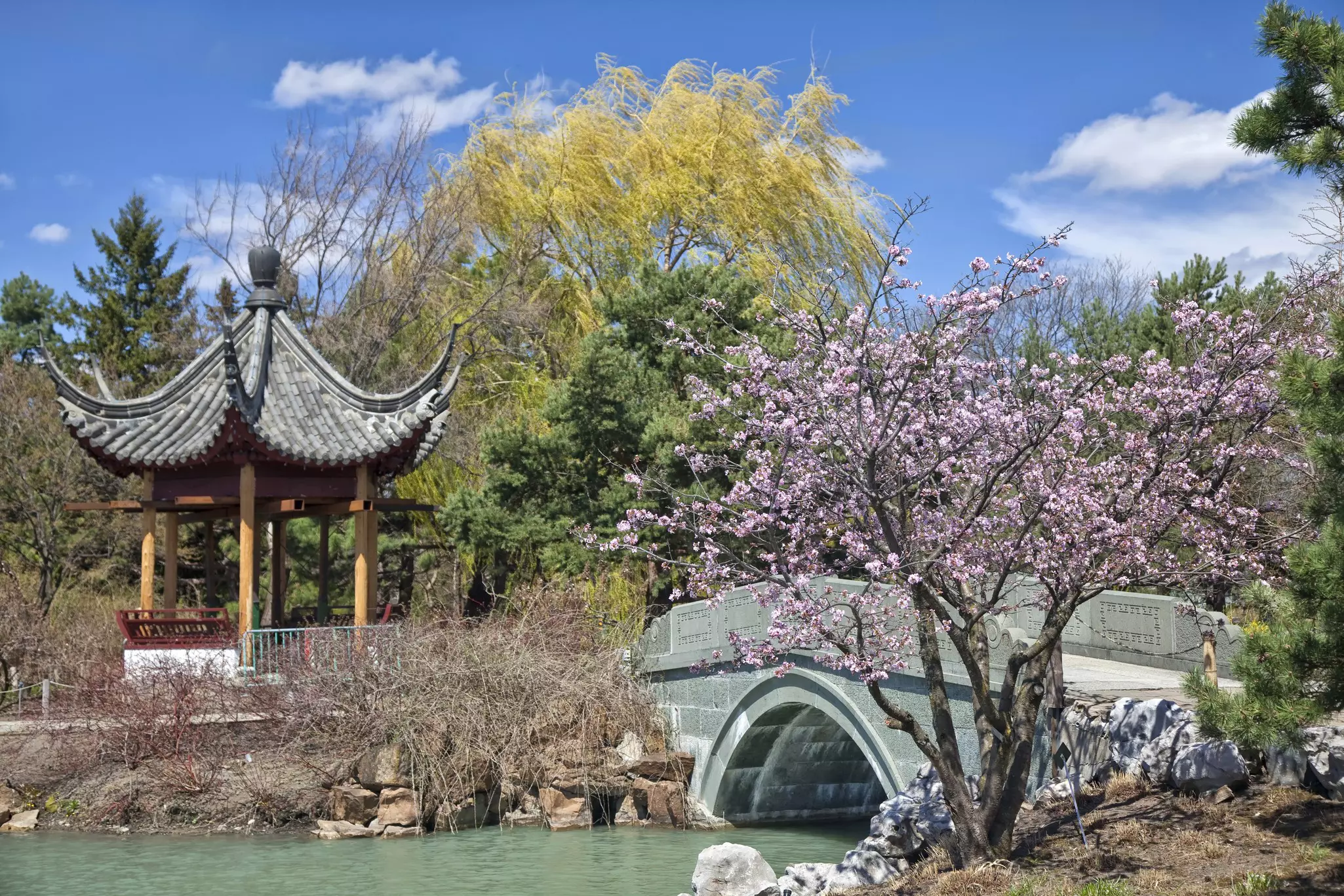 A Japanese-style pagoda surrounded by trees in Montréal’s Jardins Botanique. onepony/Getty Images