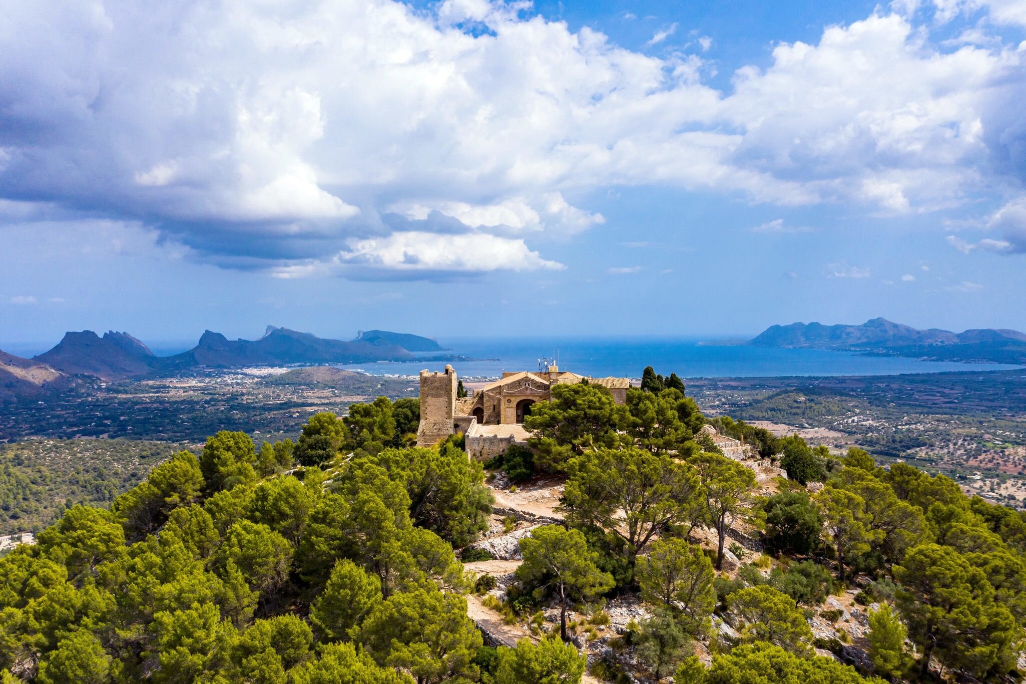 Spain, Balearic Islands, Majorca, Pollena, Town and Santuario del Puig de Maria, aerial view - stock photo


Luftaufnahme, Spanien, Balearen, Mallorca, Tramuntana-Gebierge, Pollenca, Santuari de la Mare de Déu del Puig

Santuari de la Mare de Déu ...
