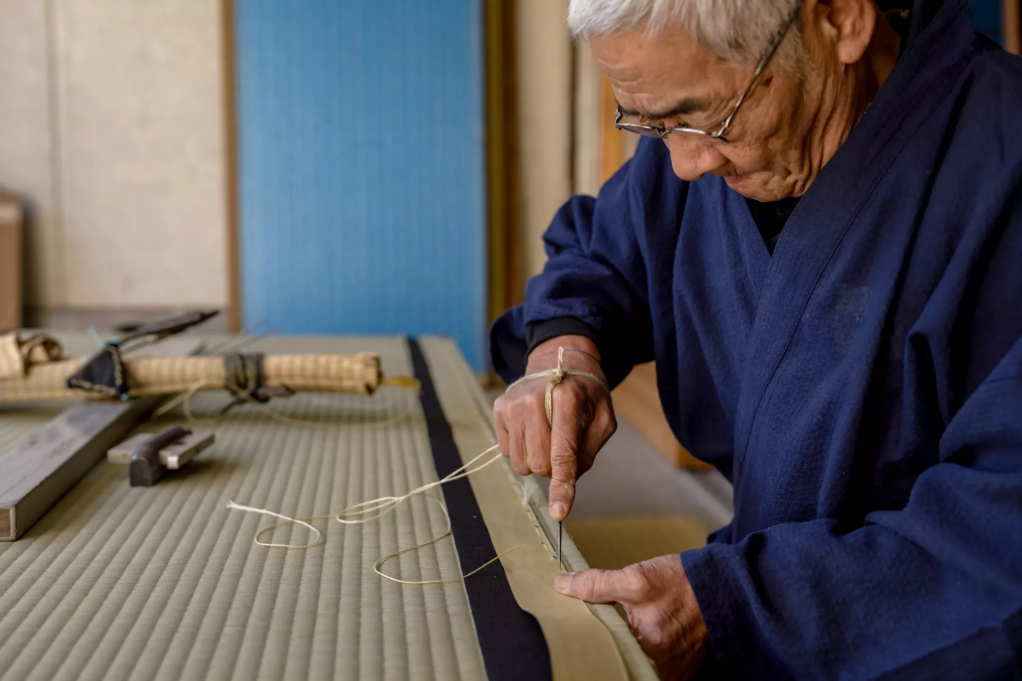 Shokunin Syunzi Ooe crafts a traditional tatami mat. Courtesy of Wabunka