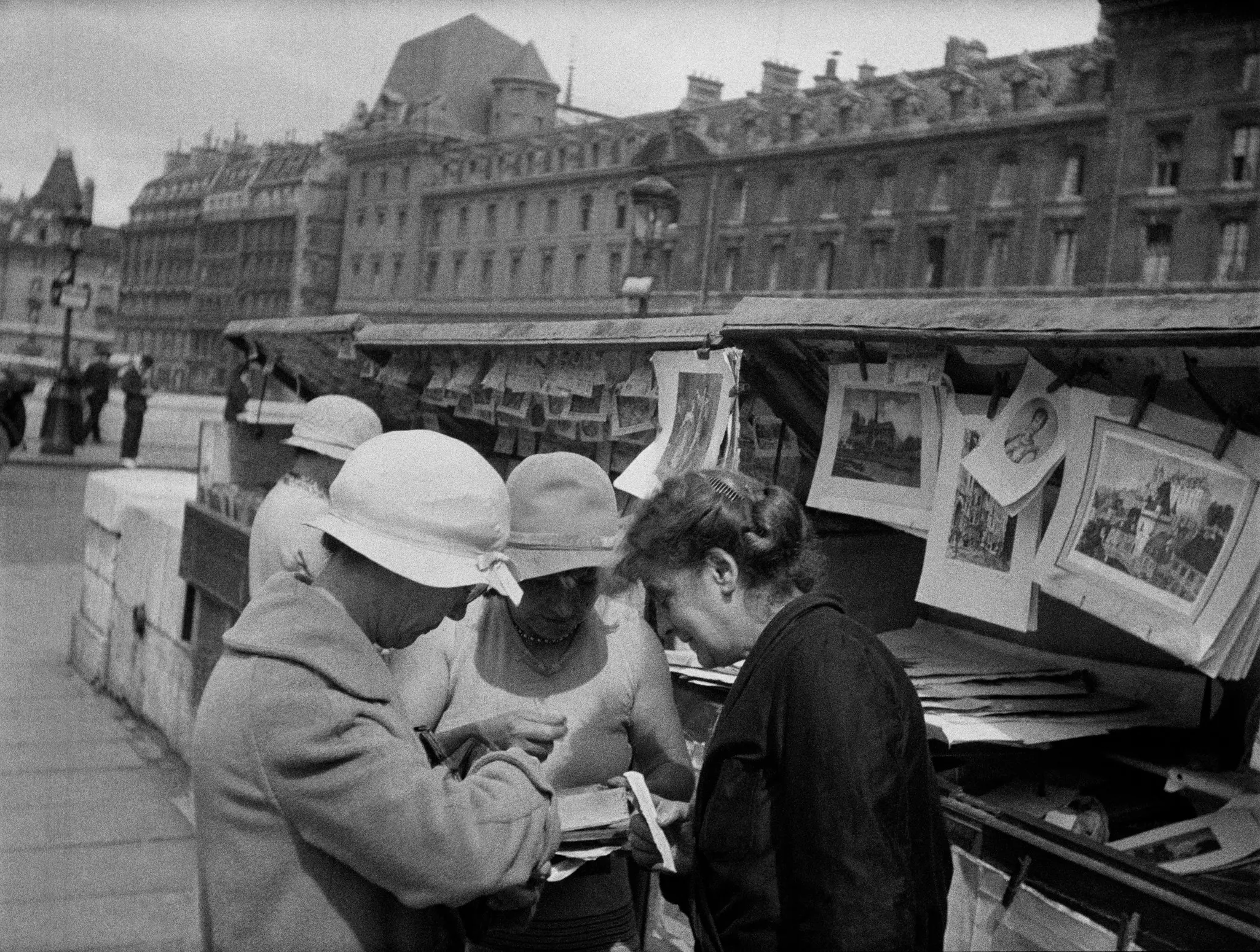 Fashionable women search for change as the purchase books along the Seine in 1932 © Keystone-France/Gamma-Rapho/Getty 