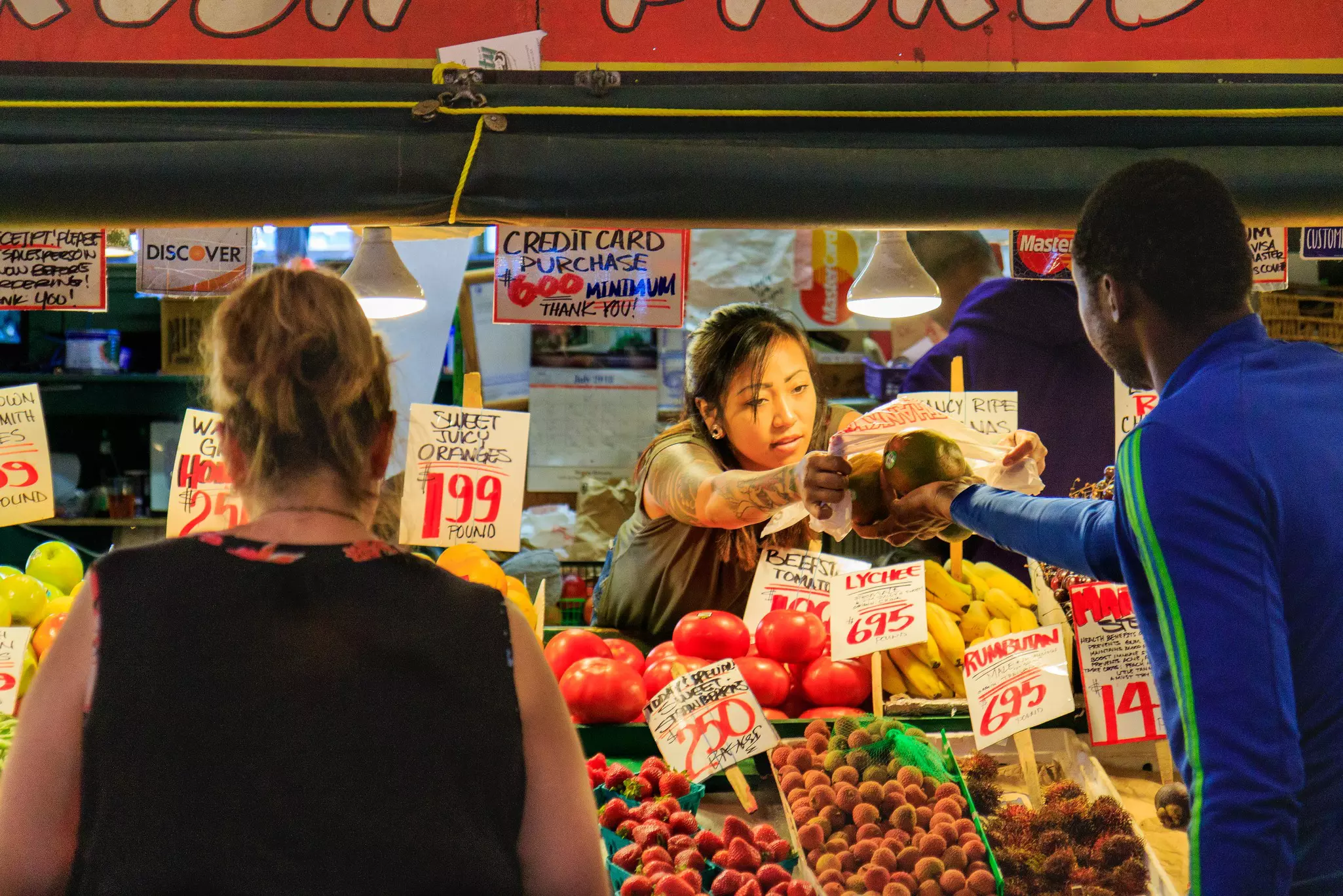 Shop at Seattle's market stalls for fresh food on a budget © BSPollard / Getty Images