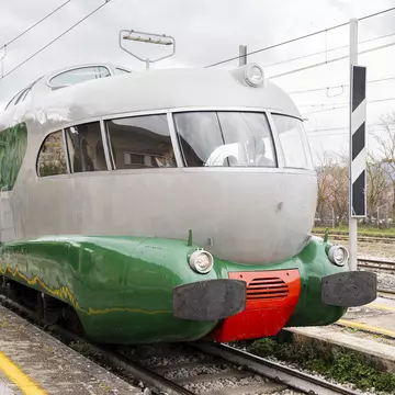 Rolling through the Italian countryside on a restored 1960s train? A once-in-a-lifetime experience © Sina Hotels