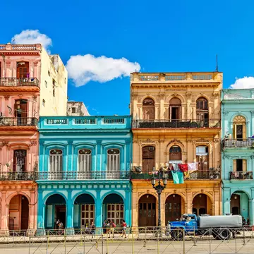 shutterstock_1109612015.jpg - Old living colorful houses across the road in the center of Havana, Cuba Vadim_N / Shutterstock