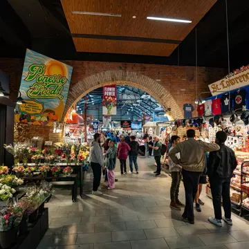 People at St. Lawrence Market. St. Lawrence Market is a major public market in Toronto. Toronto, Canada - May 12, 2024., License Type: media, Download Time: 2025-12-02T16:19:59.000Z, User: mvm_lonelyplanet, Editorial: true, purchase_order: 56530 - Guidebooks, job: Experience Canada 1, client:  Global Publishing-WIP, other: Virginia Moreno