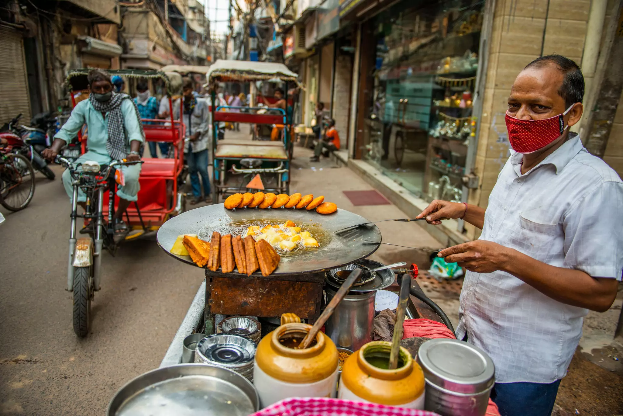 A street vendor makes prepares aloo chaat at Kinari Bazar in Delhi, India © PradeepGaurs / Shutterstock