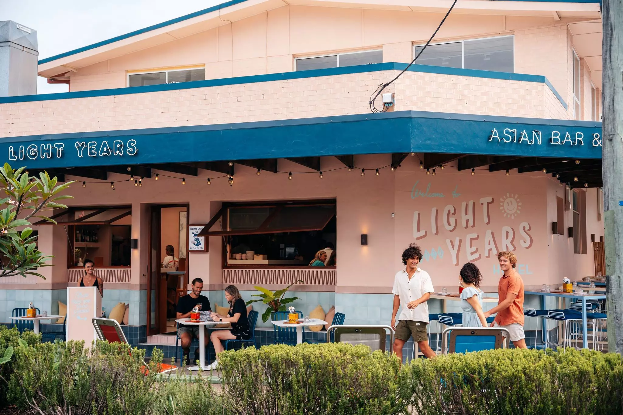 Travelers to the Gold Coast can feel the retro-cool vibe and many hotels and restaurants © Tourism and Events Queensland