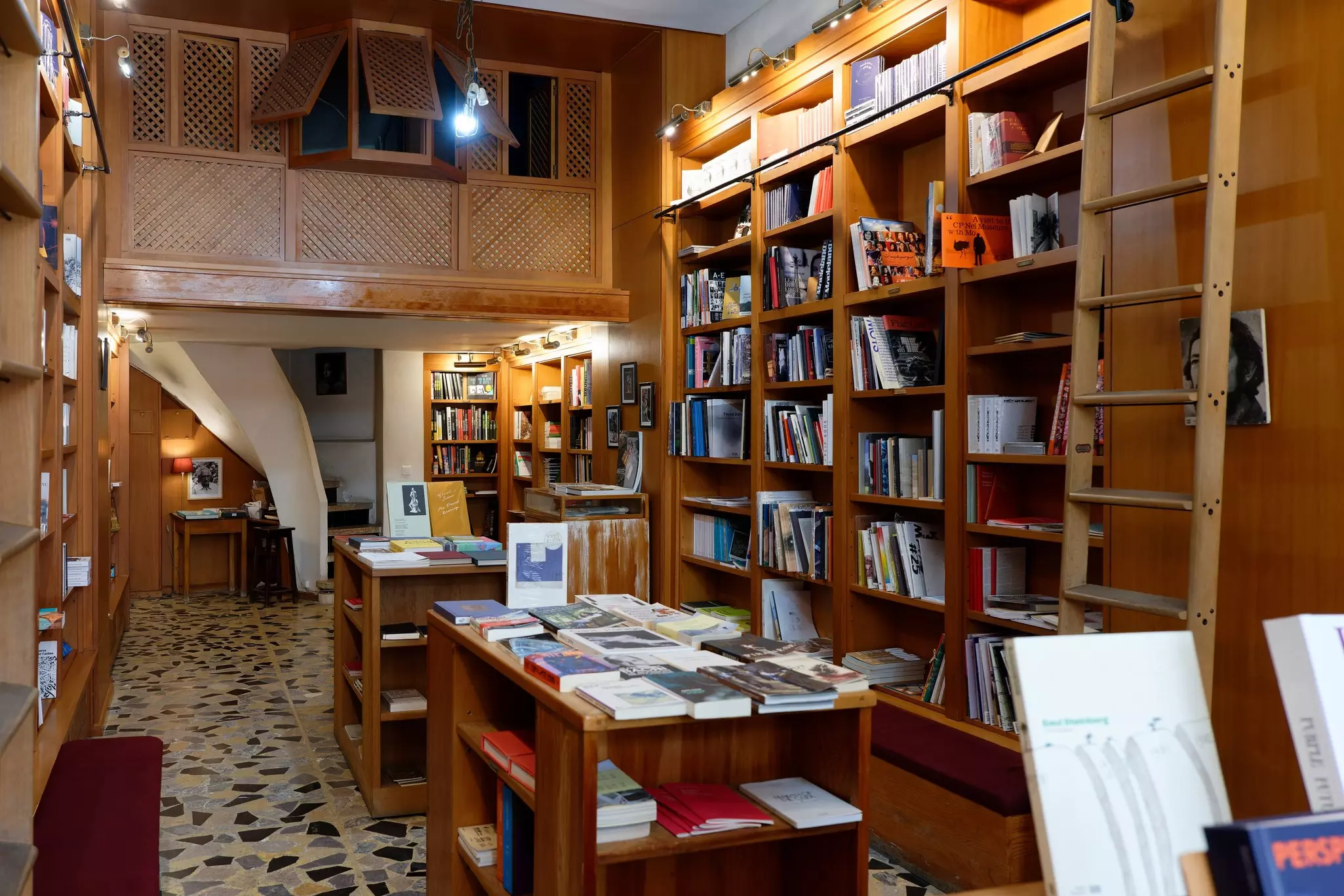 Interior of the Librairie des Colonnes with book-filled shelves and tables.