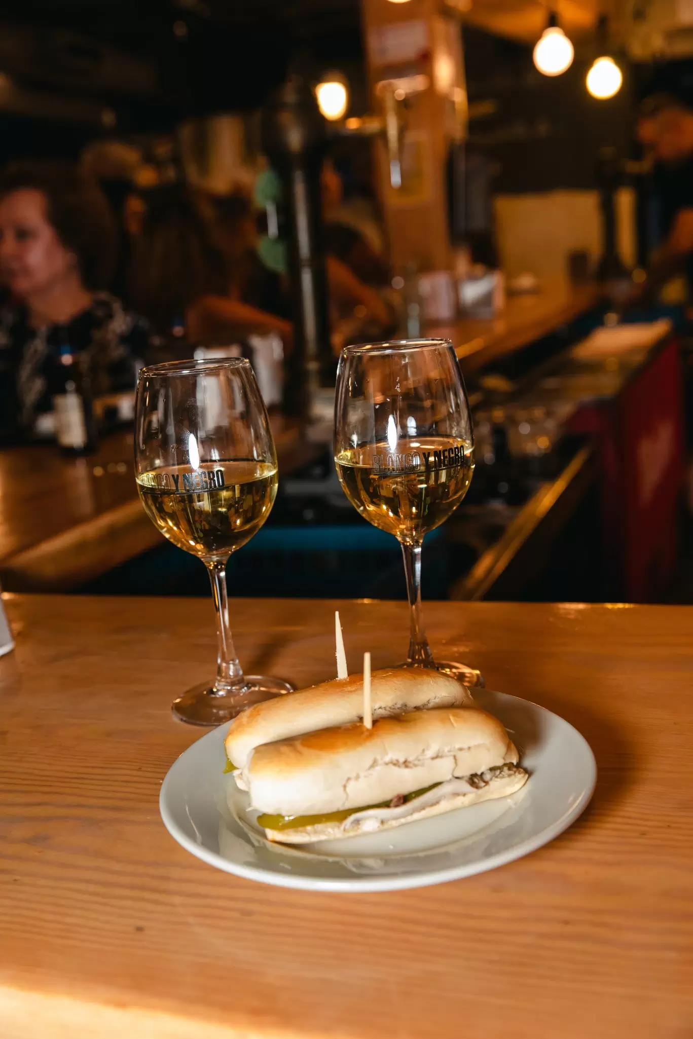 Bar Blanco y Negro- Calle Laurel, Logroño
Two matrimonio "bocatitas", or anchovy and white sardine sandwich, on freshly baked bread with two glasses of verdejo. Bar Blanco y Negro, the oldest bar on Calle Laurel. Friday, Aug. 28, 2026, Logroño, La Rioja, Spain (Andrea Arevalo for Lonely Planet)
TURESPAÑA