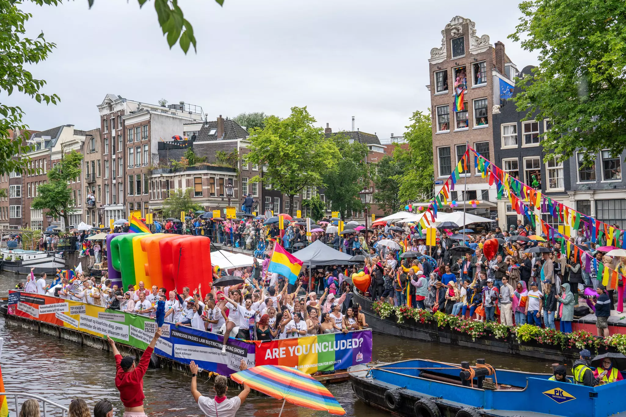Boats on the canal celebrating Pride in Amsterdam © Ozan Yilmaz / Getty Images