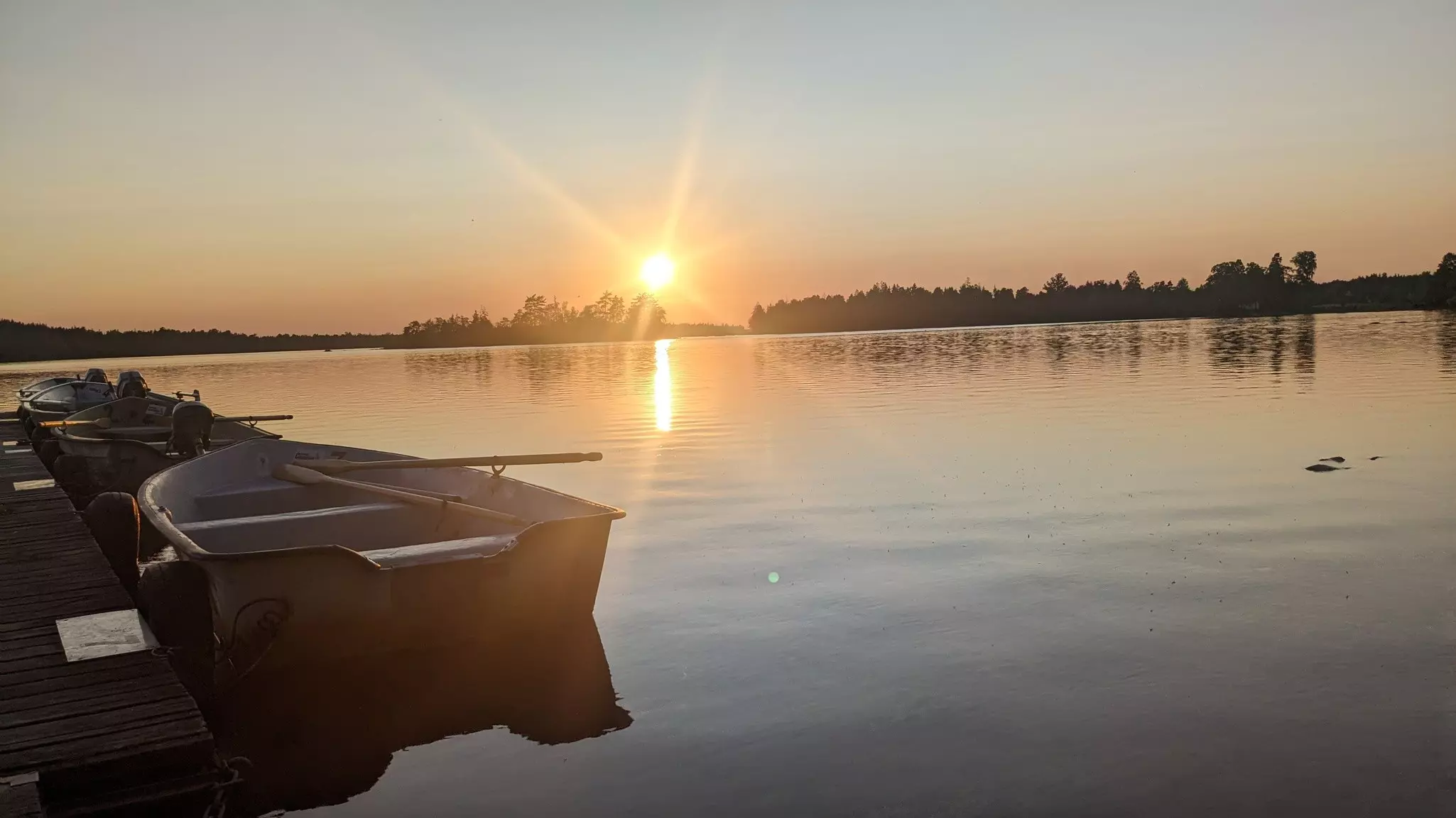 A memorable sunset over Lake Åsnen © Amy Lynch / Lonely Planet