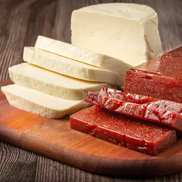 Guava jam with sliced ​​cheese on the table. Romeo e Julieta, a typical Brazilian sweet., License Type: media, Download Time: 2025-05-28T09:46:34.000Z, User: lonelyplanetmedia, Editorial: false, purchase_order: 65050 - Digital Destinations and Articles, job: Global Publishing WIP, client: Global Publishing WIP, other: Peterson Haggarty // SS Comp Ingestion