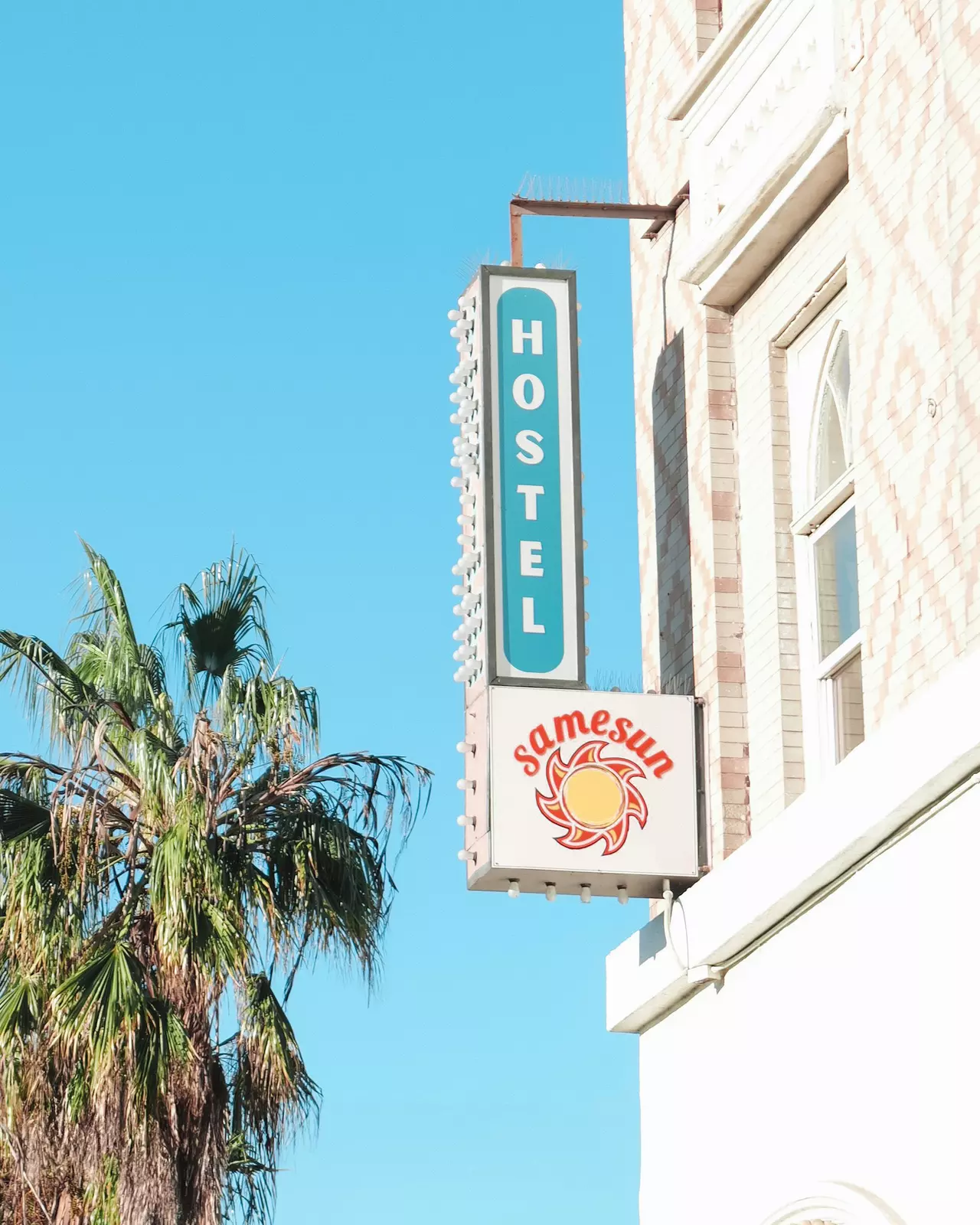 A sign on Samesun Venice Beach, a hostel in Venice, LA