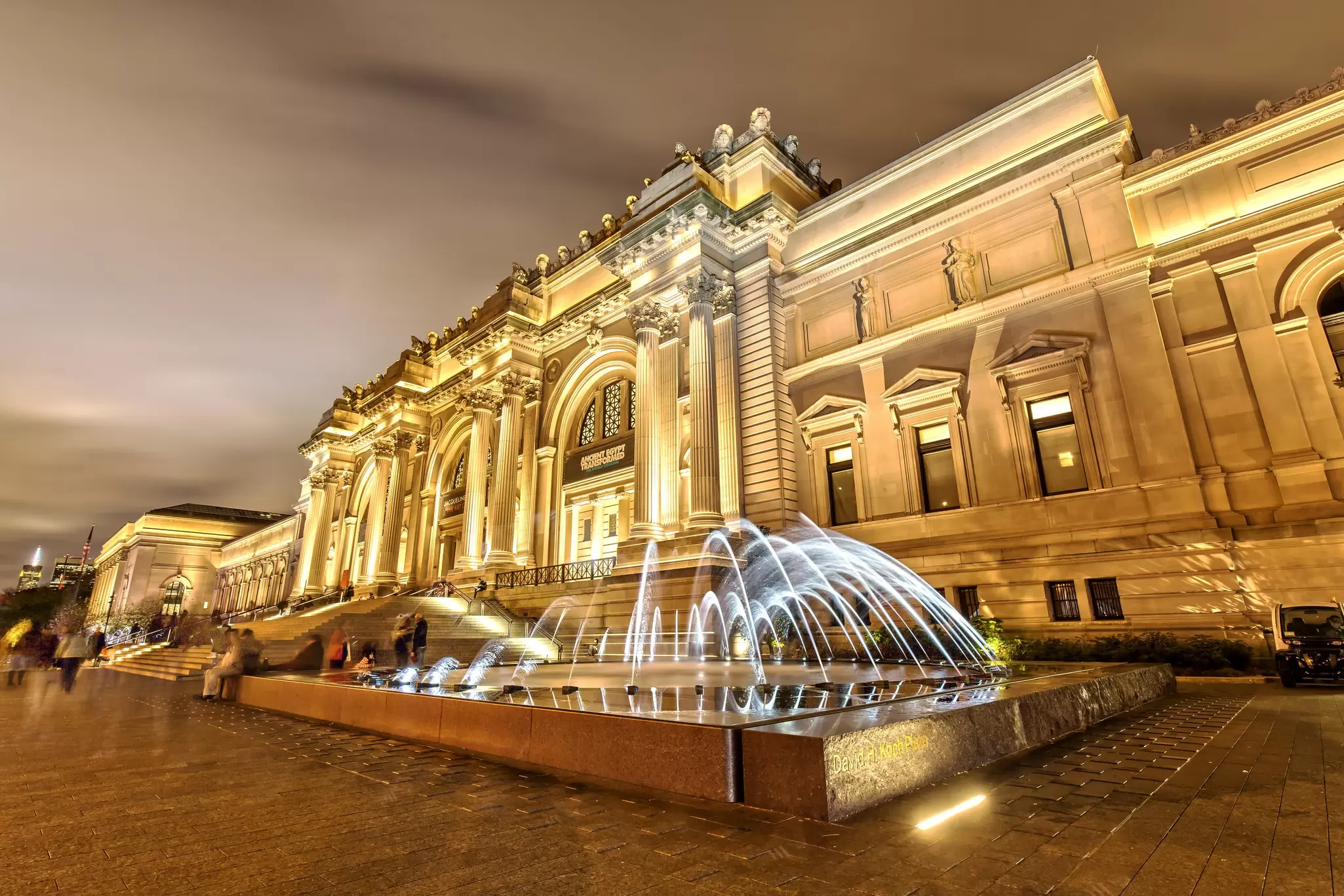 The Metropolitan Museum of Art in New York City at night