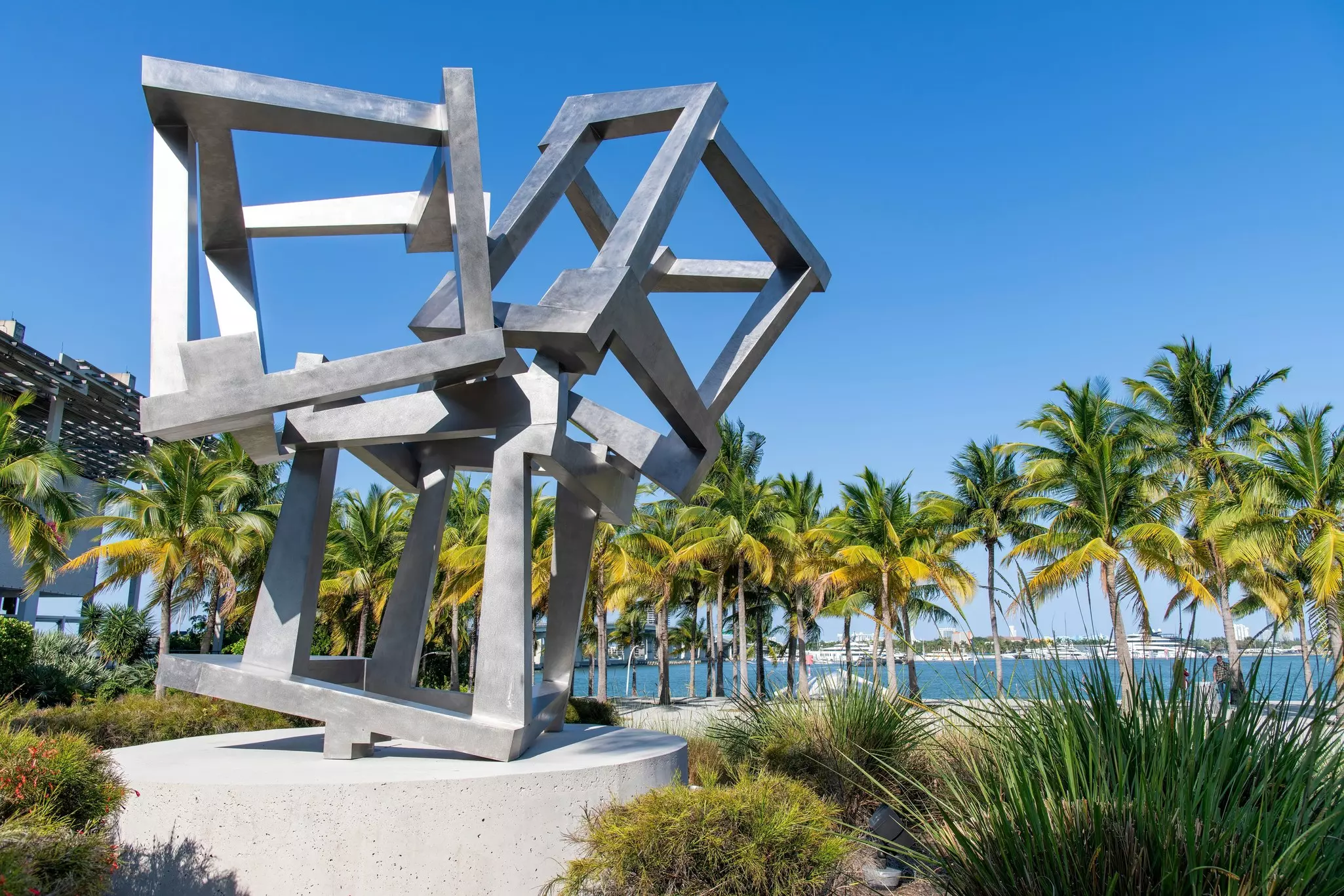 Stainless steel artwork Chaos SAS by sculptor Jedd Novatt in the garden of Pérez Art Museum