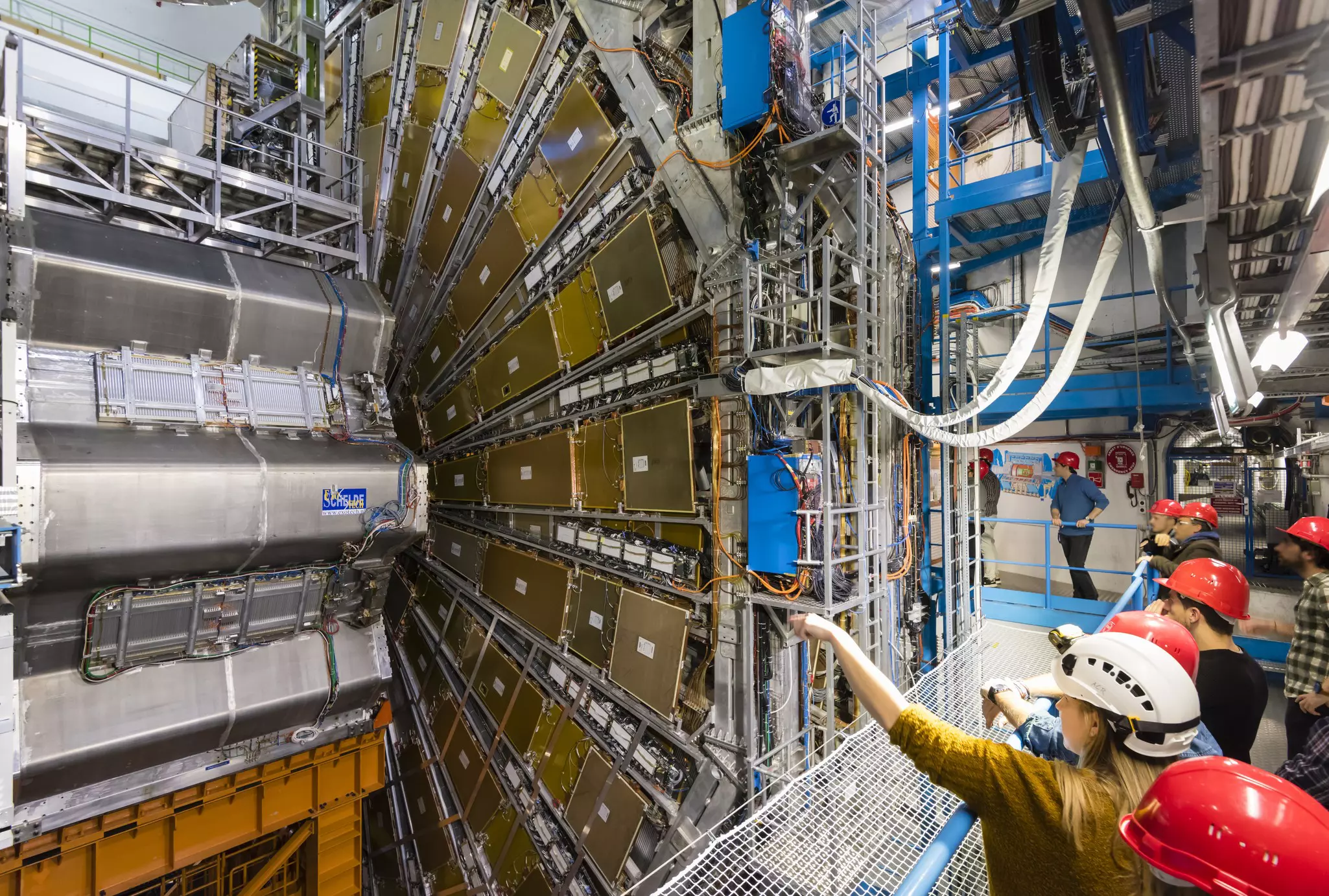 A group of visitors is taking a look at the ATLAS particle detector of the Large Hadron Collider (LHC) at the European Nuclear Research Center (CERN) in Geneva, Switzerland © ETham Photo / Getty Images