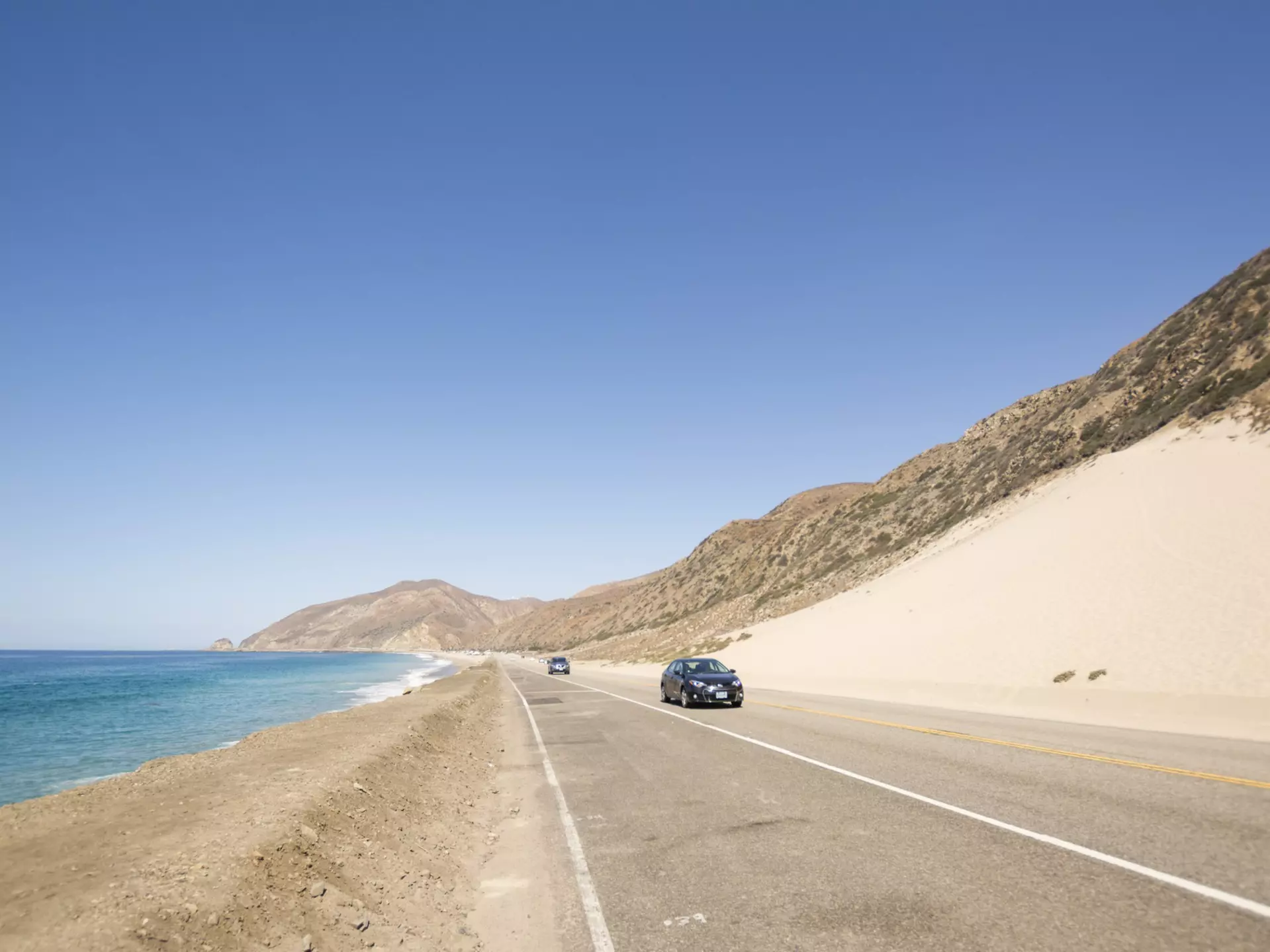 USA, Malibu, cars on Pacific Coast Highway
707454189
car, car driving, no people, Mobility, on the move, Travel, road traffic, mountain, blue sky, coast, beach, outdoor, aerial view, day, Travel destination, side line, coastal road, pacific coast highway, copy space, clear sky, sea, nature, Lane, USA, California, Malibu, transportation, vehicle, motor vehicle, driving, traffic, sky, landscape, elevated view, birds eye view, road, road marking, water, Photography, Color Image