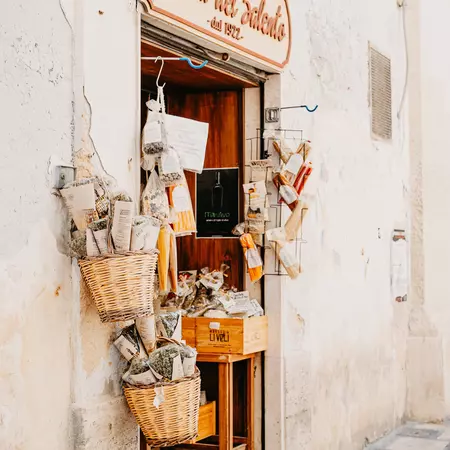 Typical food shop in the old town Puglia - Orecchiette (tipical pasta) and Oregano
