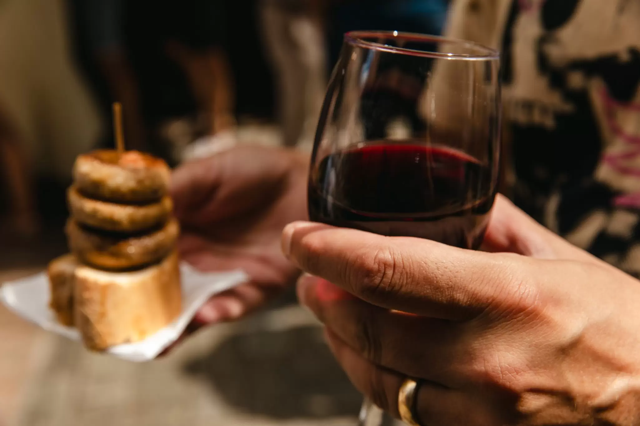 Bar Soriano - Calle Laurel, Logroño
The classic champi and gamba, or mushroom and shrimp, pintxo at Bar Soriano paired with a crianza wine. Thursday, Aug. 27, 2026, Logroño, La Rioja, Navarra, Spain (Andrea Arevalo for Lonely Planet)
TURESPAÑA