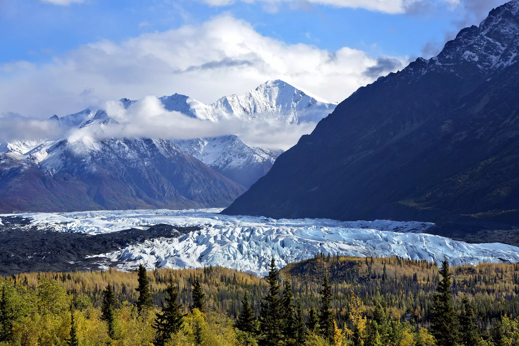 Enjoy spectacular views of the Chugach Mountains and Matanuska Glacier on a Glenn Highway road trip © Michael Heffernan / Lonely Planet
