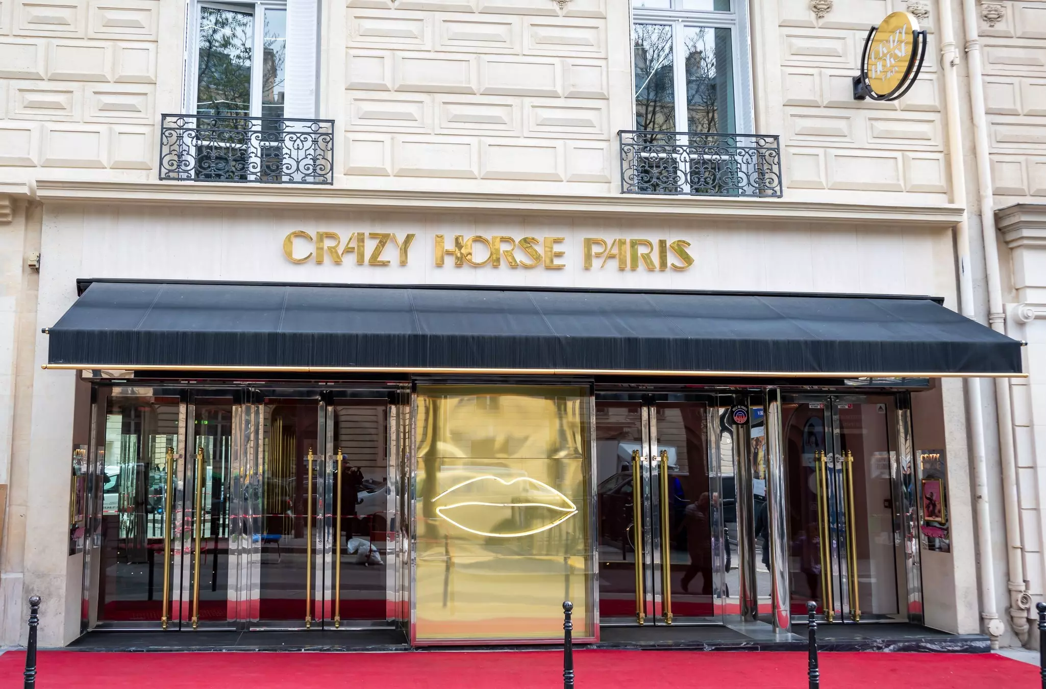 The exterior of a building with a large set of lips and a sign that reads "Crazy Horse Paris"