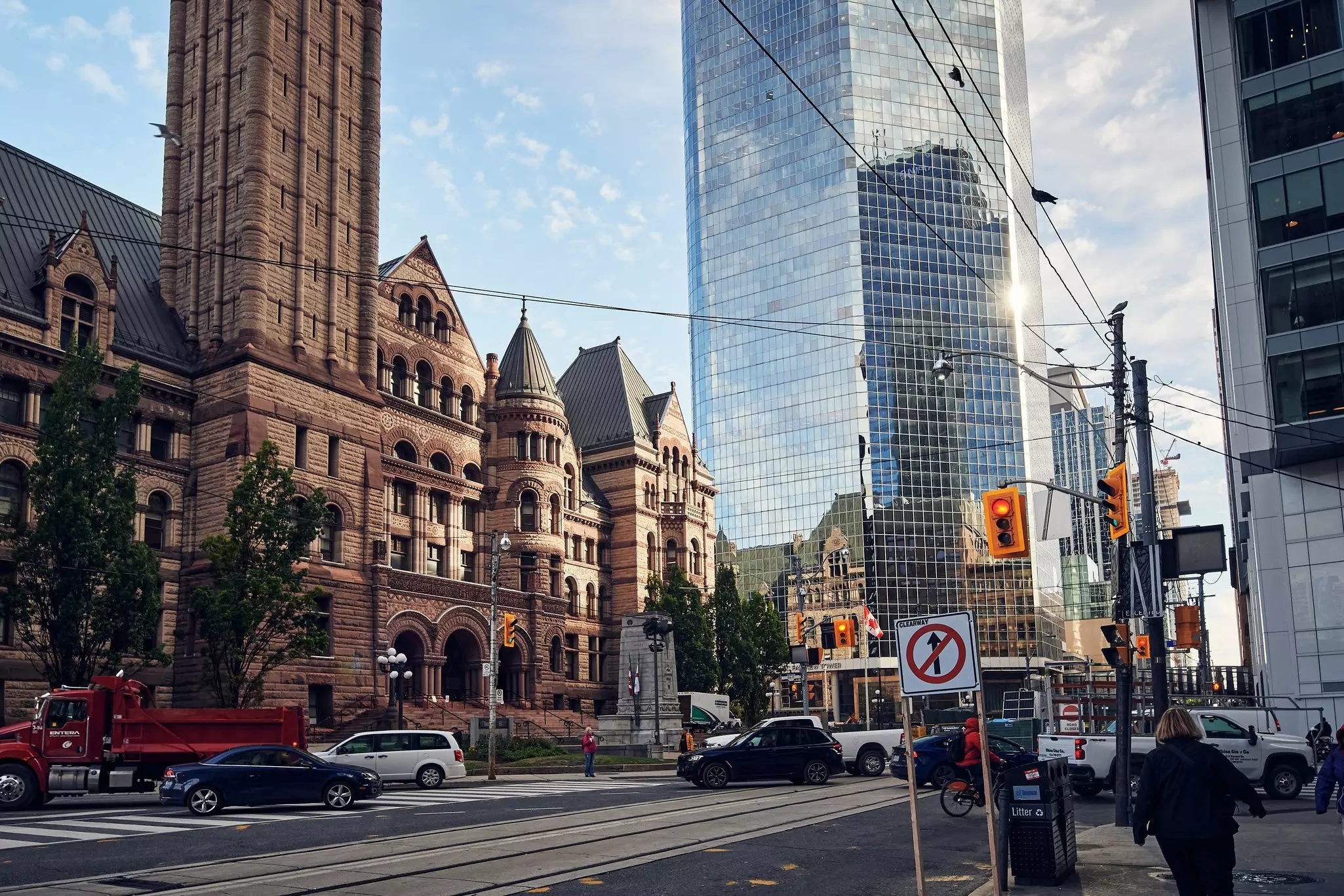 The Old City hall en the morning traffic in Bay Street in Toronto.