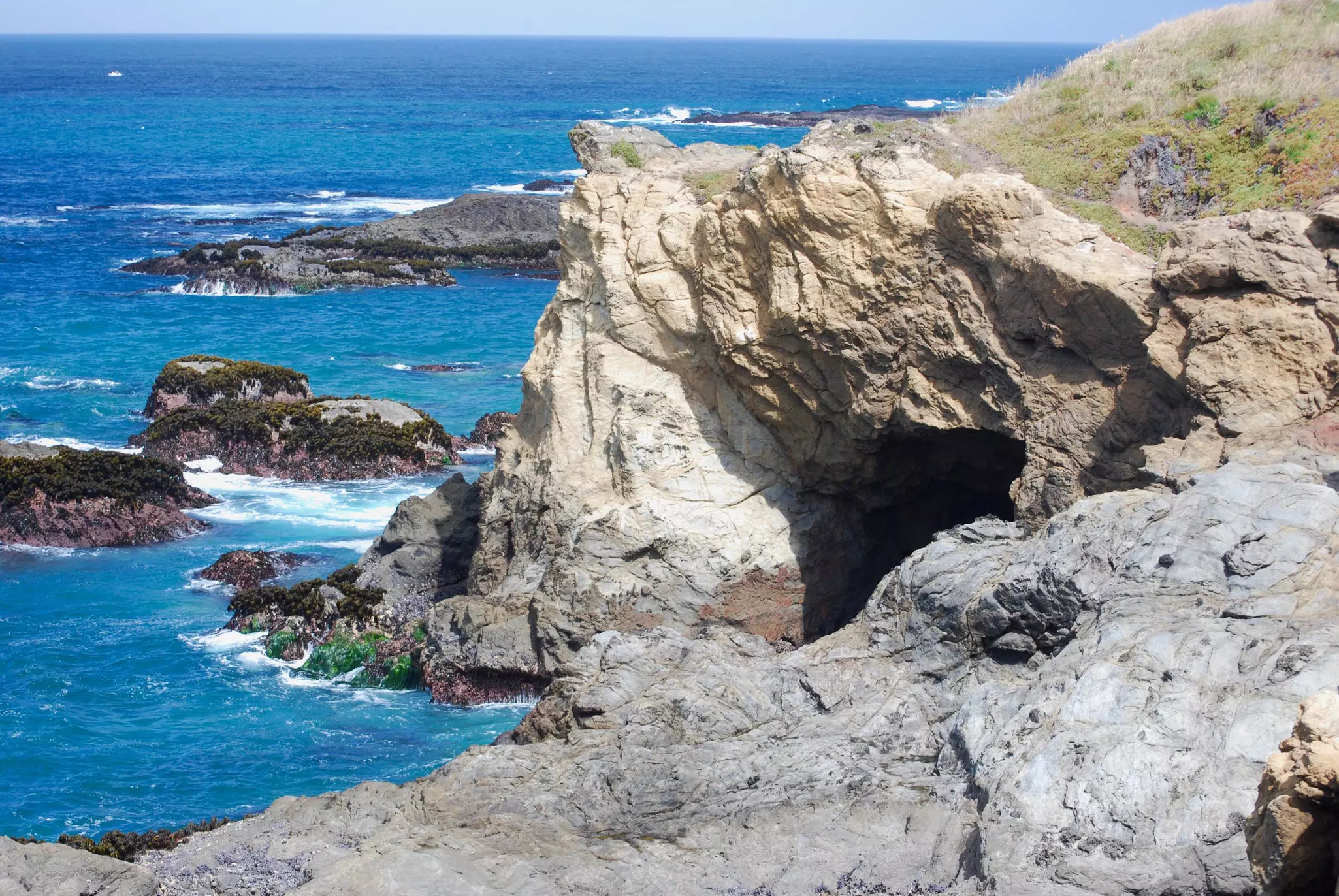 Mendocino Headlands State Park is full of rock cave formations and jagged shorelines © Aubrey Laughlin / Shutterstock