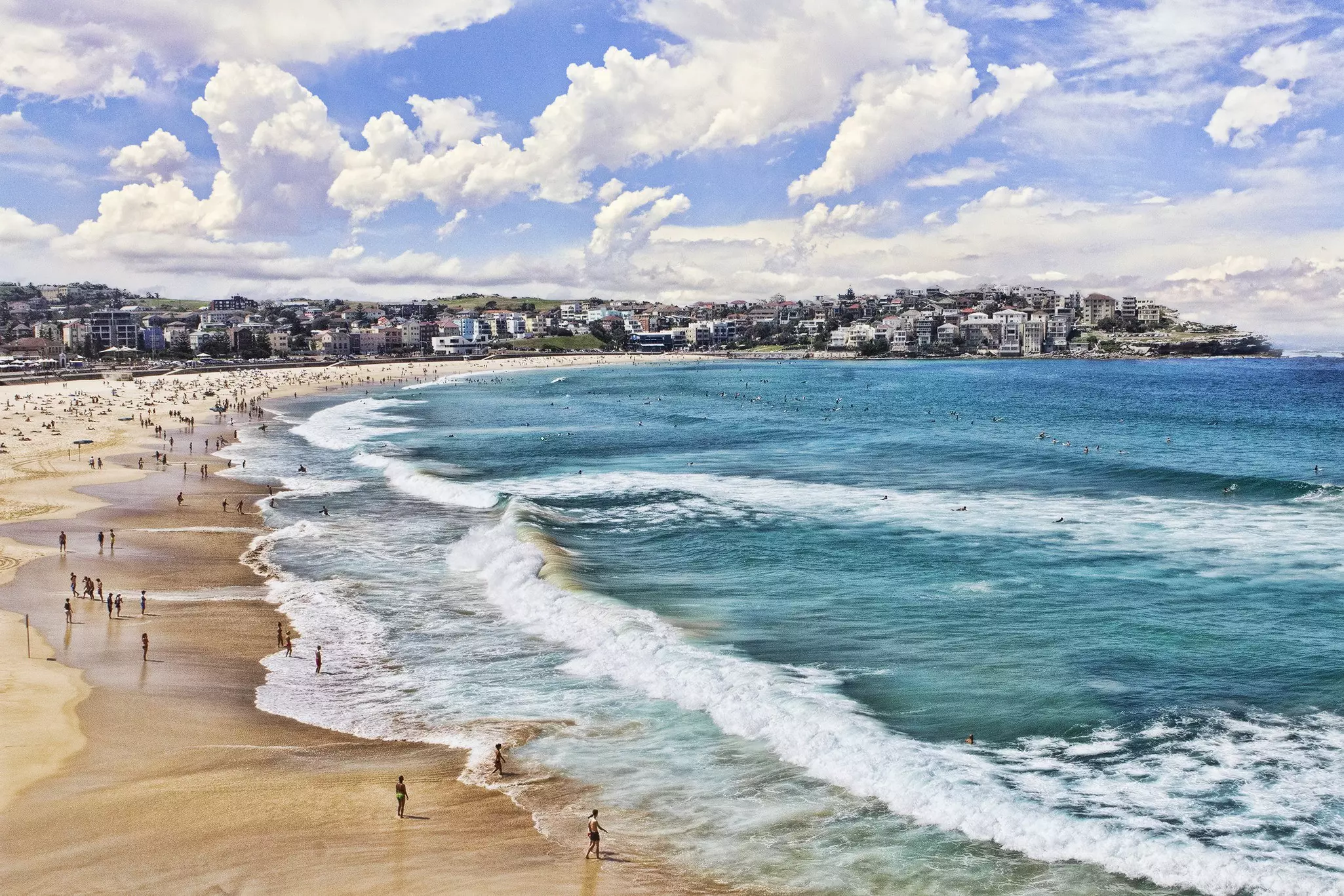 Experience the best of Australia's outdoor lifestyle at Bondi Beach, Sydney © 4x6 / Getty Images