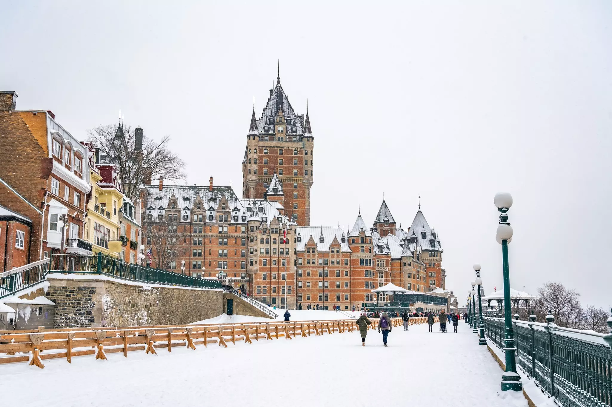 On the Terrace Dufferin, you can admire the mighty St Lawrence River on one side, and the Château Frontenac on the other © J Duquette / Shutterstock