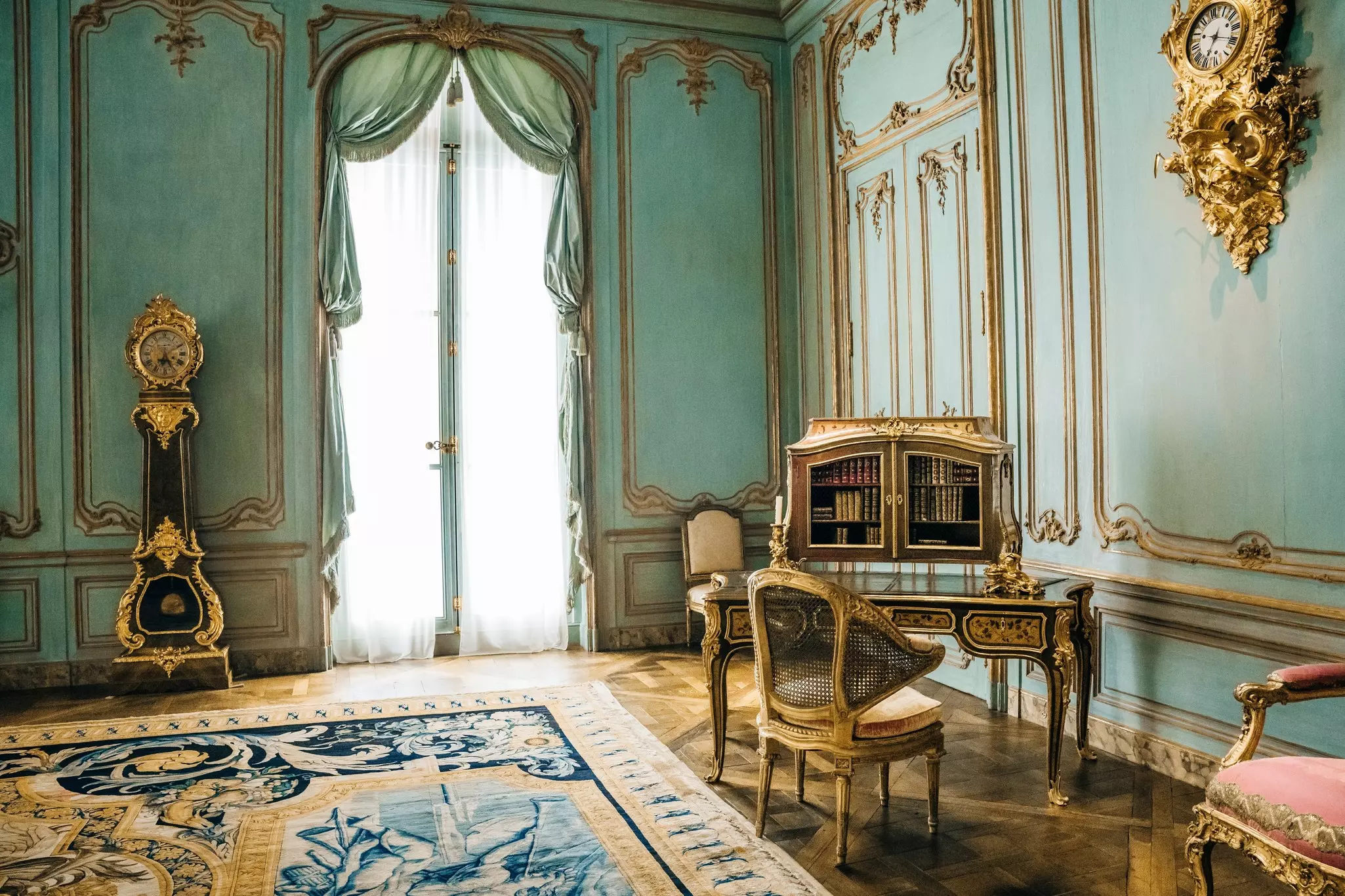 A luxurious room in the Metropolitan Museum of Art.