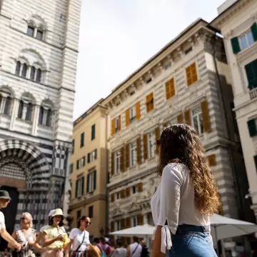 A crowd outside the entrance of the Cathedral of San Lorenzo.
