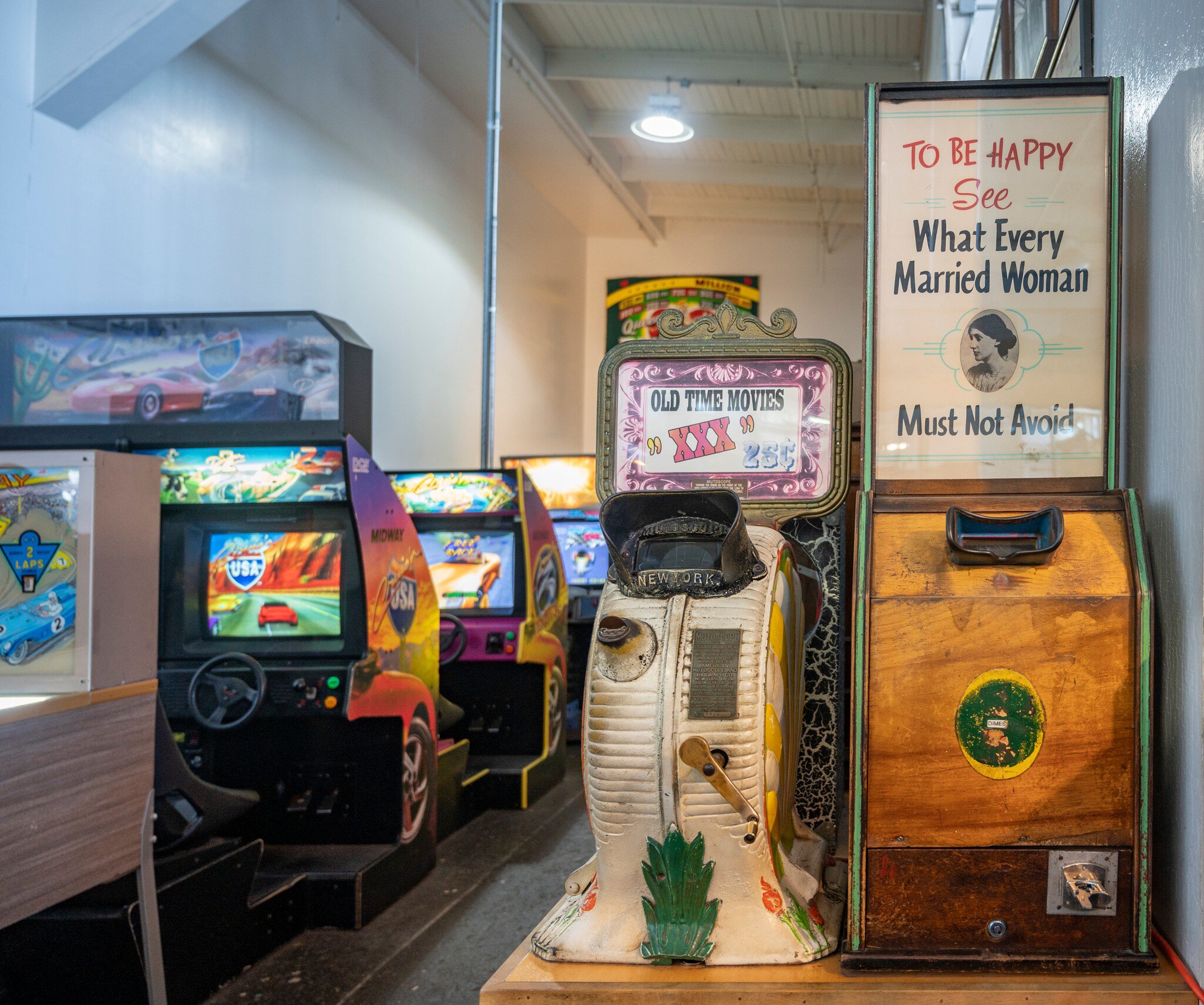 San Francisco, USA; September 30 2019: Musée Mécanique. Antique, coin-operated. Old time adult movies machine, License Type: media, Download Time: 2025-08-28T14:33:48.000Z, User: catalinaaragon, Editorial: true, purchase_order: 56530 - Guidebooks, job: Global Publishing WIP, client: Western USA 7, other: CA