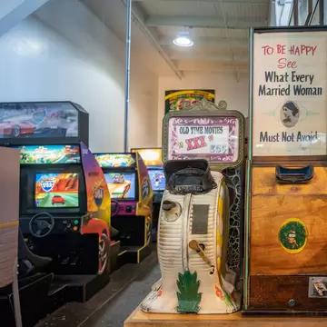 San Francisco, USA; September 30 2019: Musée Mécanique. Antique, coin-operated. Old time adult movies machine, License Type: media, Download Time: 2025-08-28T14:33:48.000Z, User: catalinaaragon, Editorial: true, purchase_order: 56530 - Guidebooks, job: Global Publishing WIP, client: Western USA 7, other: CA