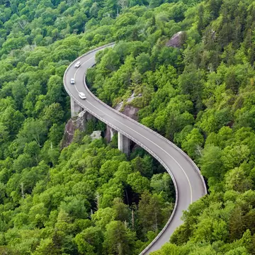 Cars follow an elevated section of the Blue Ridge Parkway in North Carolina. Bilanol/Shutterstock