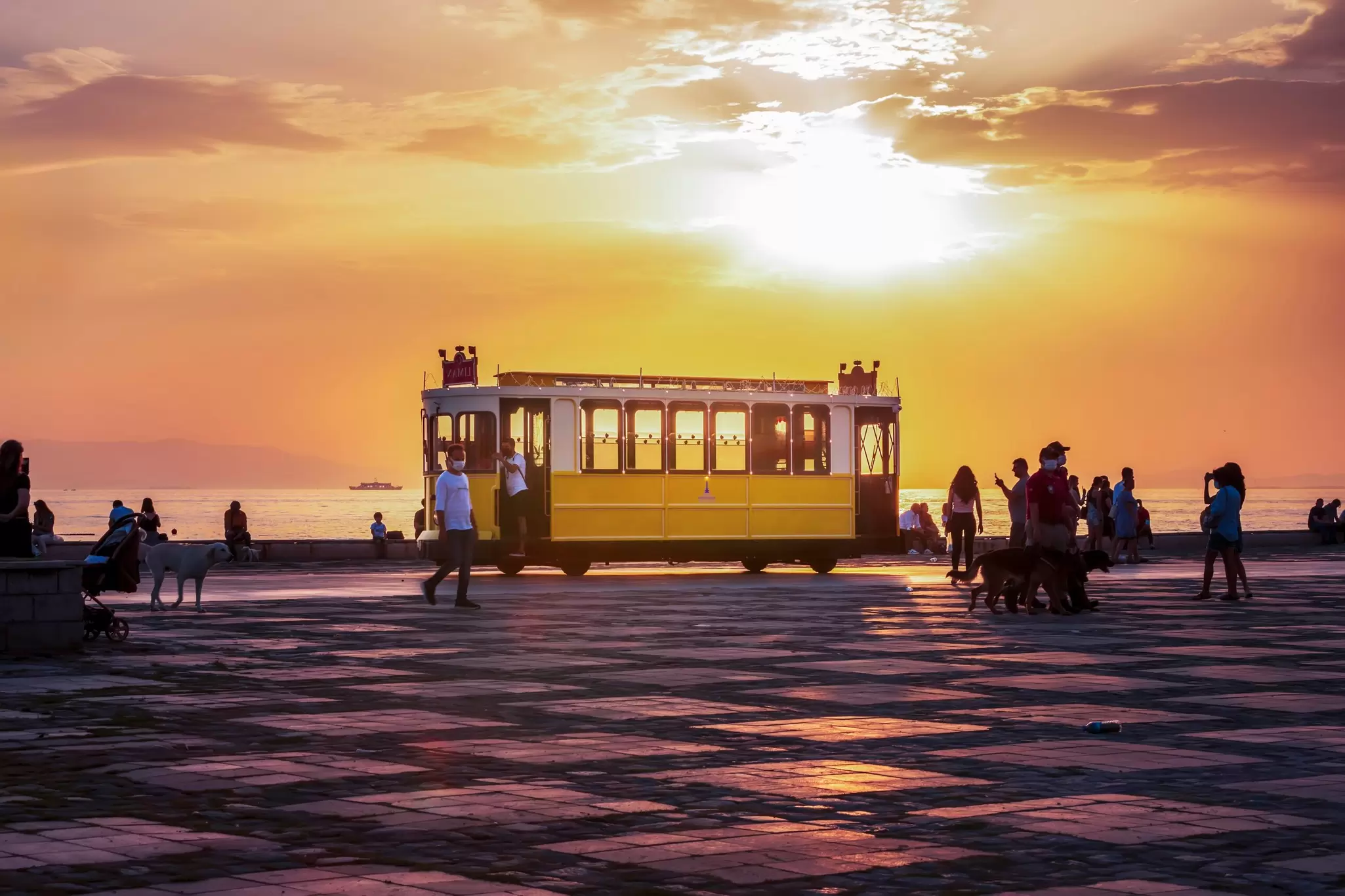 The Kordon (waterfront) of İzmir, Türkiye. AylinGuneyiPhotograpy/Shutterstock