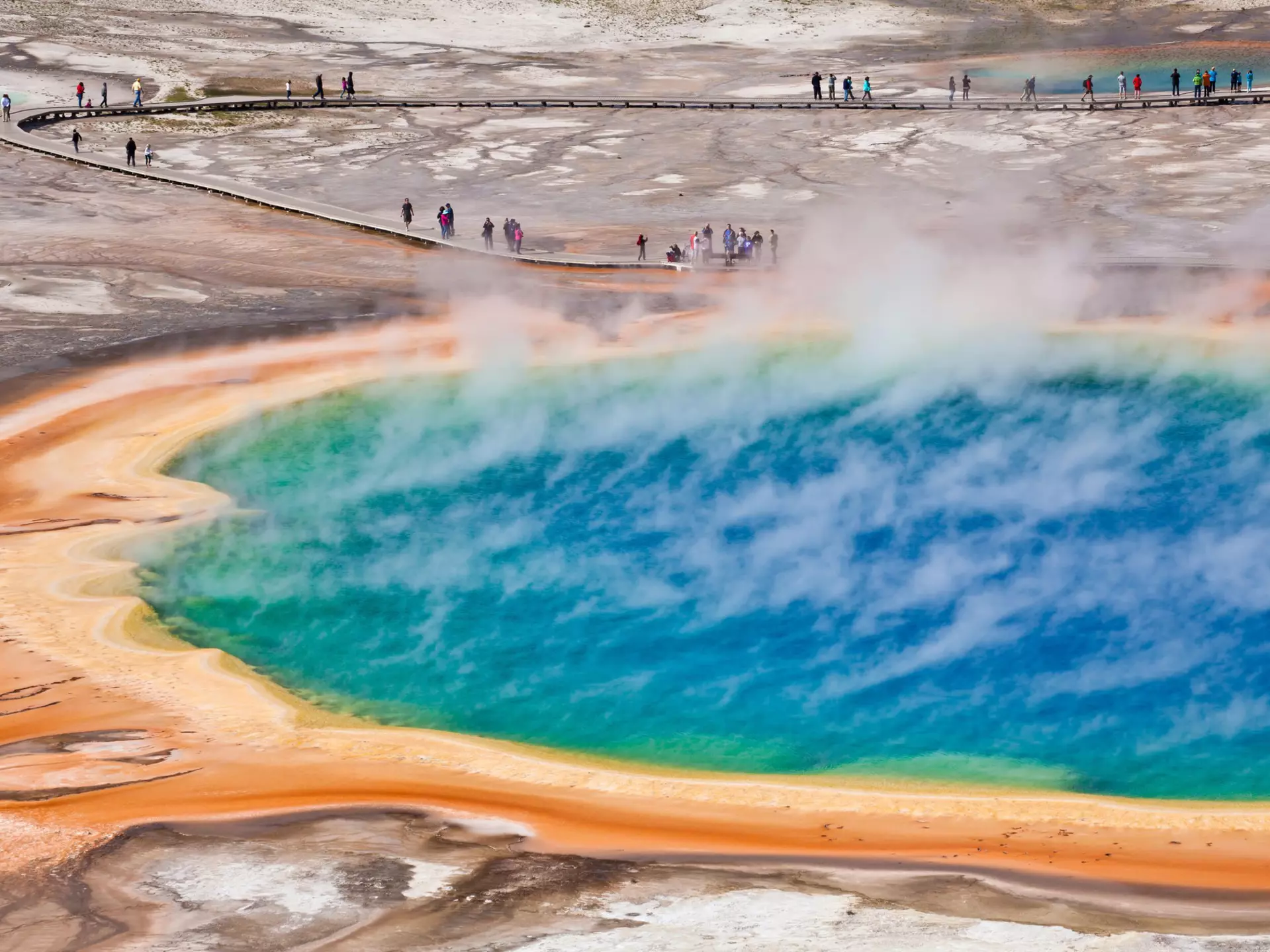 Grand Prismatic Spring. Berzina/Shutterstock