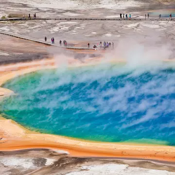 Grand Prismatic Spring. Berzina/Shutterstock