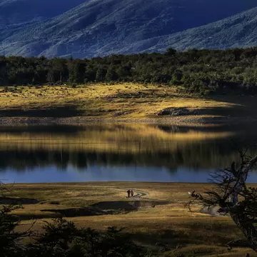 Hikers enjoy sunset at Roca Lake near El Calafate. Guillermo Palavecino / 500px