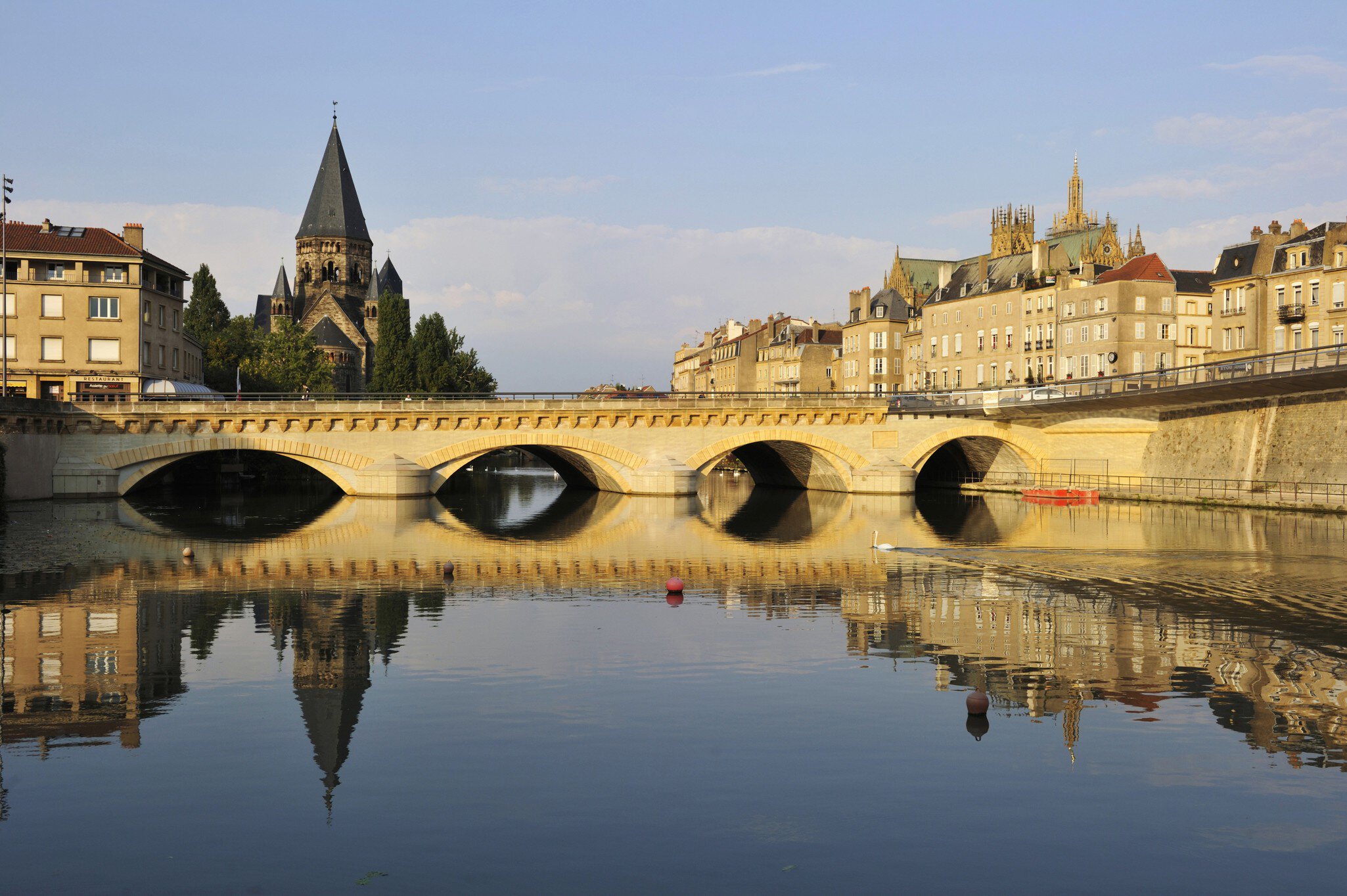 /France, Moselle, Metz, the Moyen bridge, the banks of the Moselle river, the temple Neuf or church of the Nine Germans and St Etienne cathedral in the background