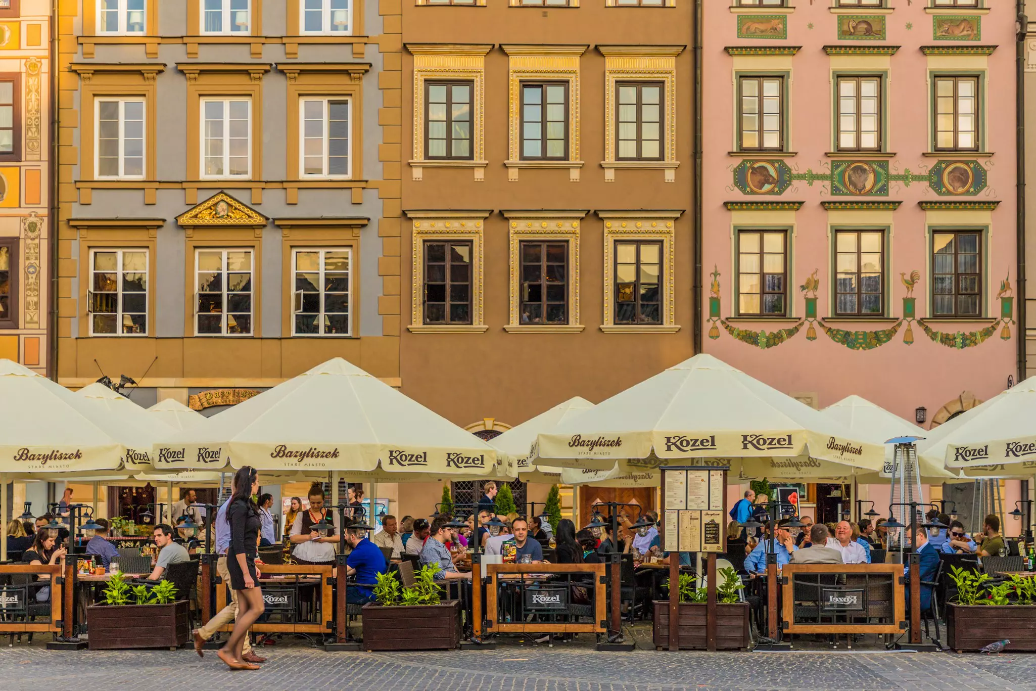 People at a sidewalk cafe in Old Town, Warsaw.