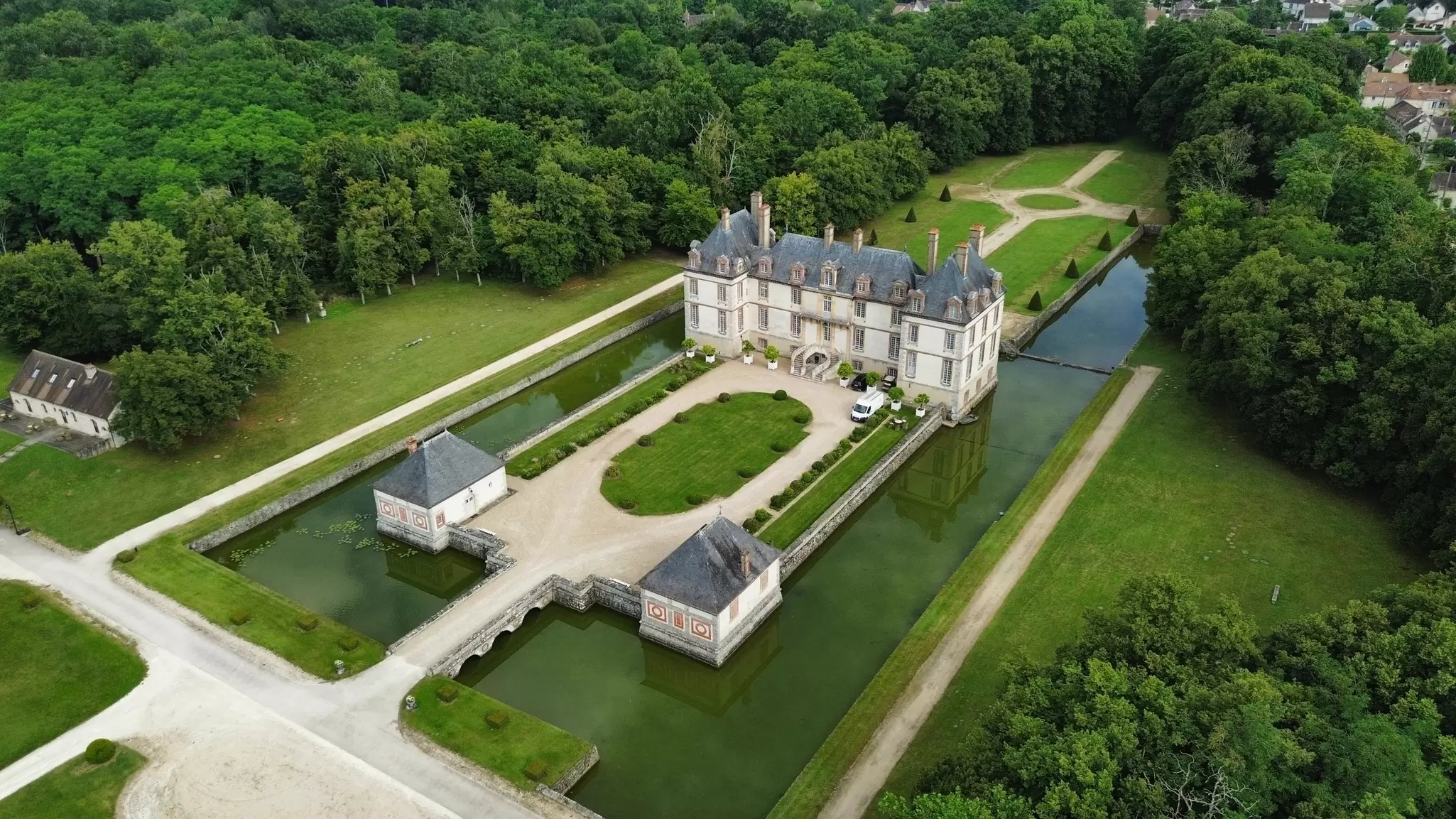 Château de Bourron in Fontainebleau, France. clemMtravel/Shutterstock
