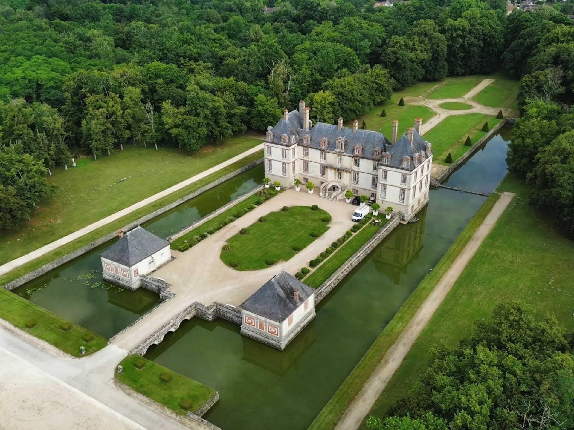 Château de Bourron in Fontainebleau, France. clemMtravel/Shutterstock